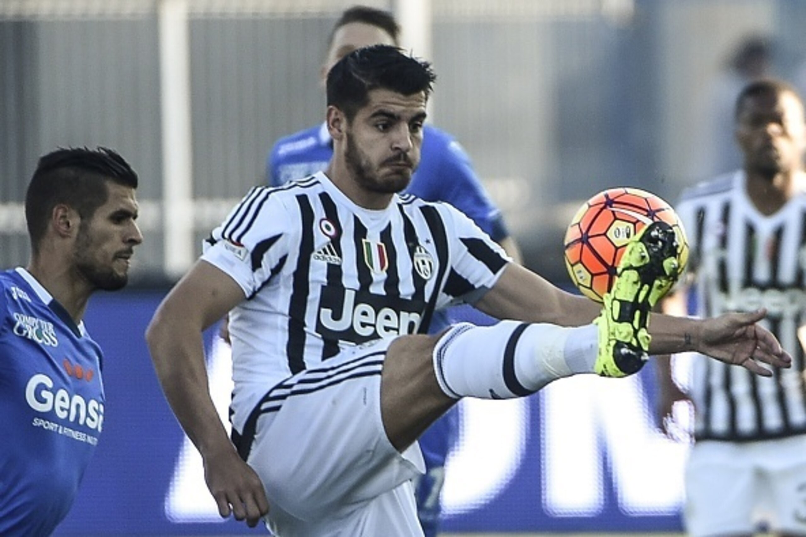Juventus' forward from Spain Alvaro Morata (C) controls the ball during the Italian Serie A football match Empoli vs Juventus, on November 8, 2014 at the 'Carlo Castellani' comunal stadium in Empoli.  AFP PHOTO / ANDREAS SOLARO        (Photo credit should
