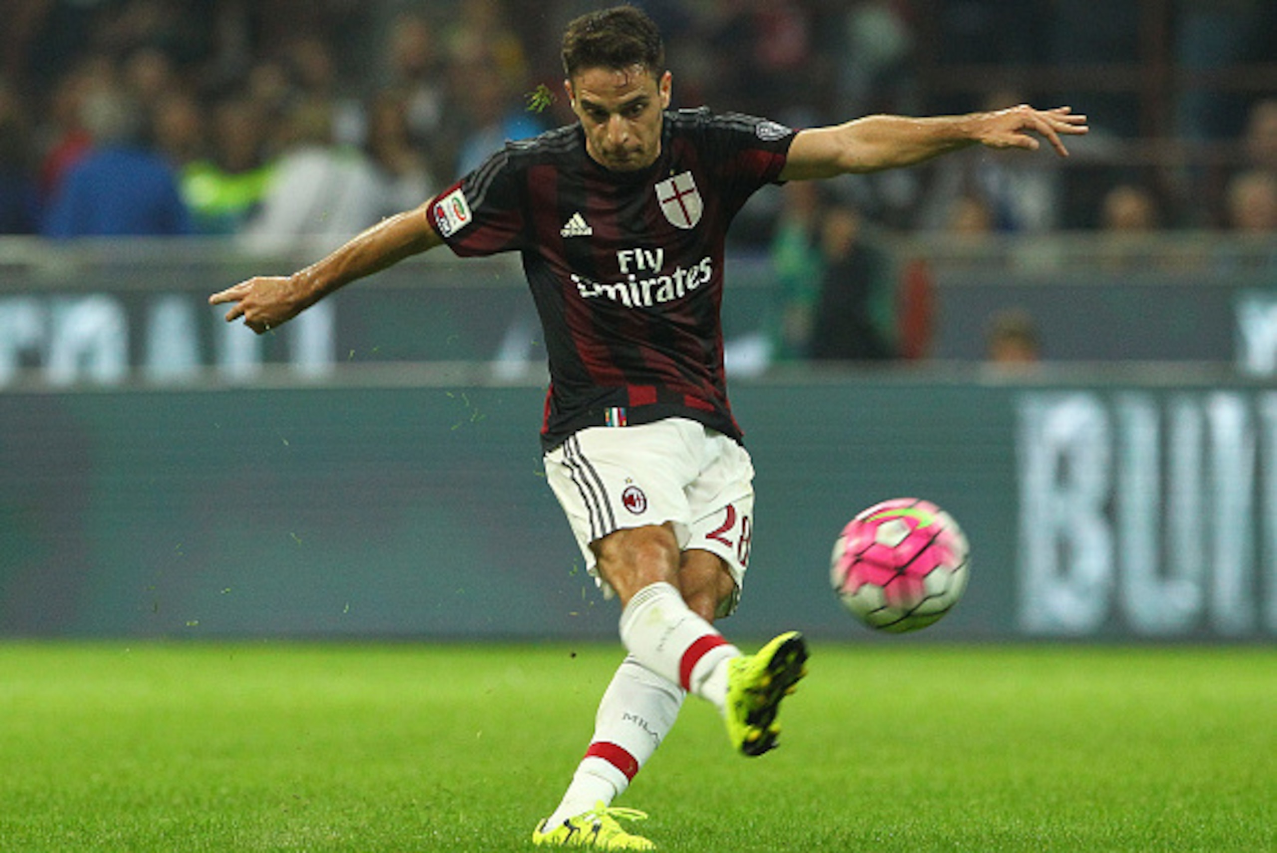 MILAN, ITALY - SEPTEMBER 13:  Giacomo Bonaventura of AC Milan kicks a ball during the Serie A match between FC Internazionale Milano and AC Milan at Stadio Giuseppe Meazza on September 13, 2015 in Milan, Italy.  (Photo by Marco Luzzani/Getty Images)