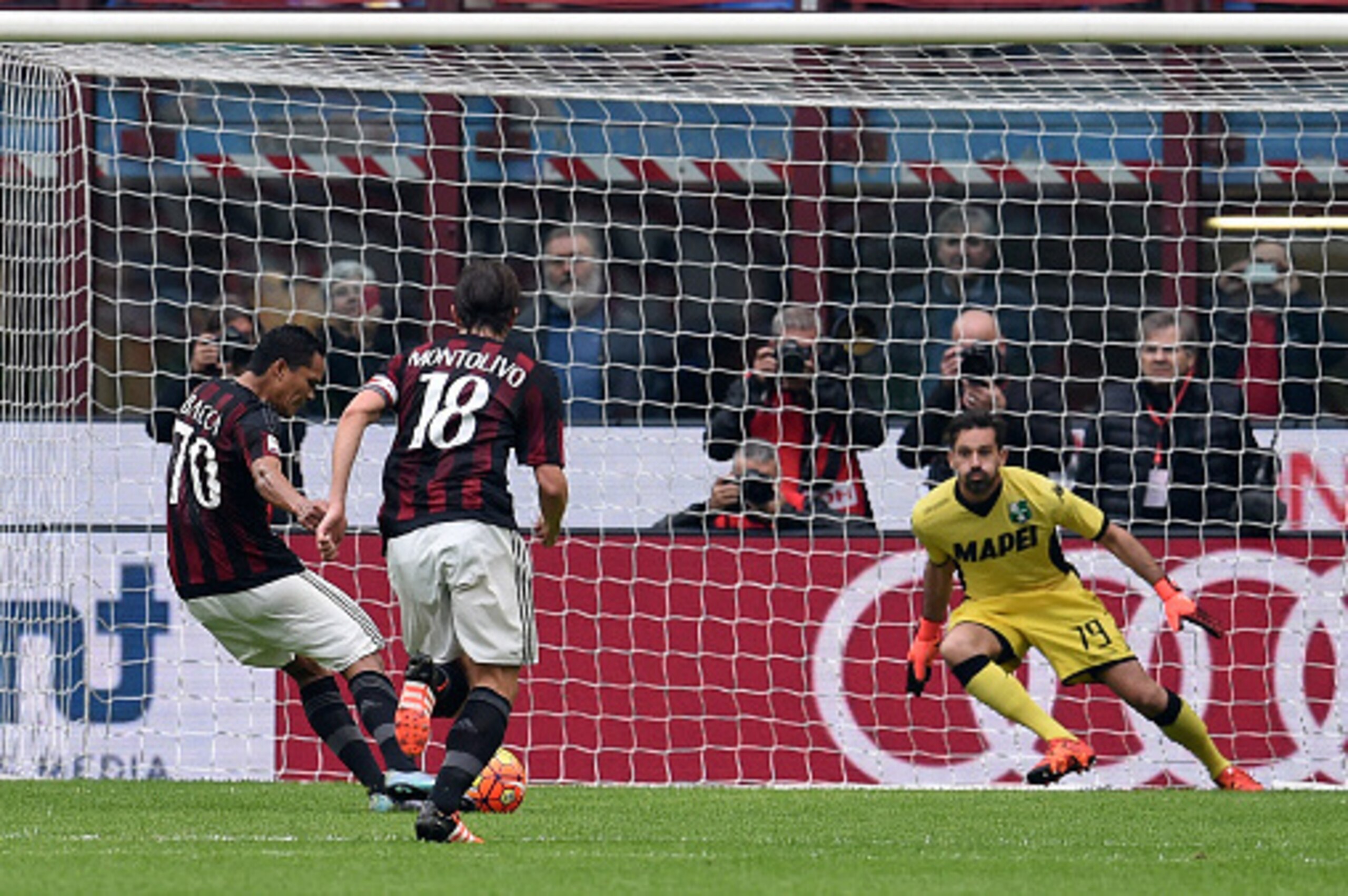 MILAN, ITALY - OCTOBER 25:  Carlos Bacca of AC Milan scores the opening goal during the Serie A match between AC Milan and US Sassuolo Calcio at Stadio Giuseppe Meazza on October 25, 2015 in Milan, Italy.  (Photo by Claudio Villa/Getty Images)