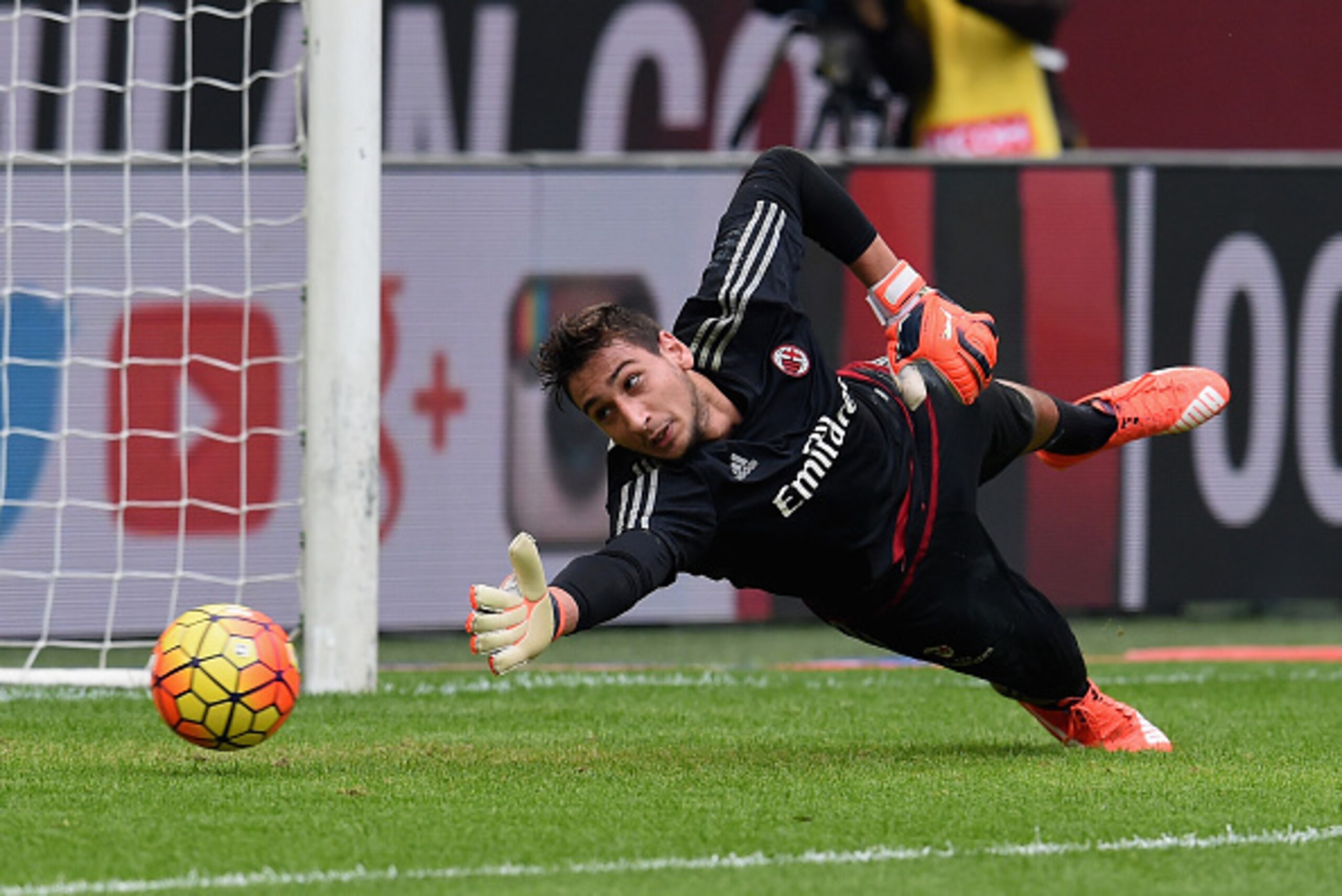 MILAN, ITALY - OCTOBER 25:  Gianluigi Donnarumma of AC Milan in action prior to the Serie A match between AC Milan and US Sassuolo Calcio at Stadio Giuseppe Meazza on October 25, 2015 in Milan, Italy.  (Photo by Claudio Villa/Getty Images)