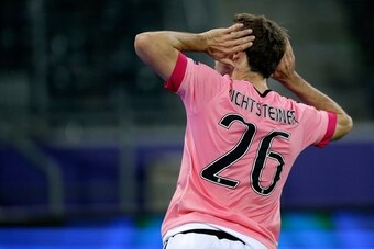 Stephan Lichtsteiner of Juventus during the UEFA Champions League group D match between Borussia Mönchengladbach and Juventus Turin on November 03, 2015 at Borussia-Park in Monchengladbach, Germany.(Photo by VI Images via Getty Images)