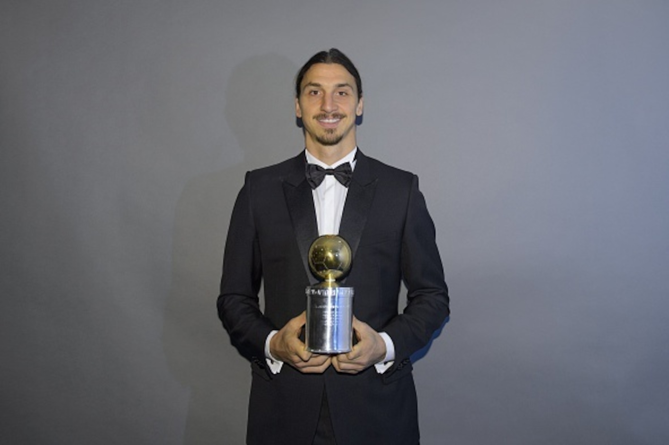 Swedish striker Zlatan Ibrahimovic poses with the Golden Ball soccer trophy he was given during the annual soccer gala in Stockholm on November 9, 2015.     AFP PHOTO / TT NEWS AGENCY / HENRIK MONTGOMERY    +++   SWEDEN OUT   +++        (Photo credit shou