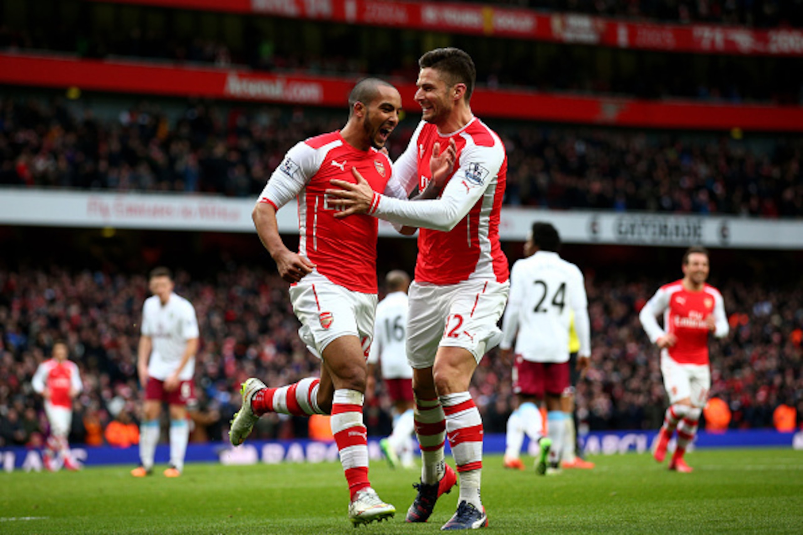 LONDON, ENGLAND - FEBRUARY 01: Theo Walcott (R) of Arsenal is congratulated by teammate Olivier Giroud of Arsenal after scoring his team's third goal during the Barclays Premier League match between Arsenal and Aston Villa at the Emirates Stadium on Febr LONDON, ENGLAND - FEBRUARY 01: Theo Walcott (R) of Arsenal is congratulated by teammate Olivier Giroud of Arsenal after scoring his team's third goal during the Barclays Premier League match between Arsenal and Aston Villa at the Emirates Stadium on Febr