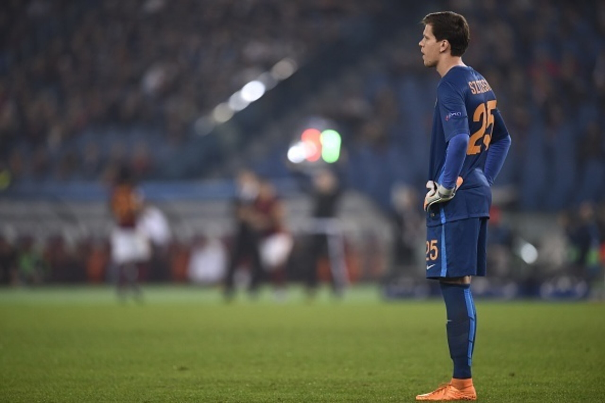 Roma's goalkeeper from Poland Wojciech Szczesny looks on during the UEFA Champions League football match AS Roma vs Bayer Leverkusen on November 4, 2015 at the Olympic stadium in Rome. AFP PHOTO / ANDREAS SOLARO (Photo credit should read ANDREAS S Roma's goalkeeper from Poland Wojciech Szczesny looks on during the UEFA Champions League football match AS Roma vs Bayer Leverkusen on November 4, 2015 at the Olympic stadium in Rome. AFP PHOTO / ANDREAS SOLARO (Photo credit should read ANDREAS S