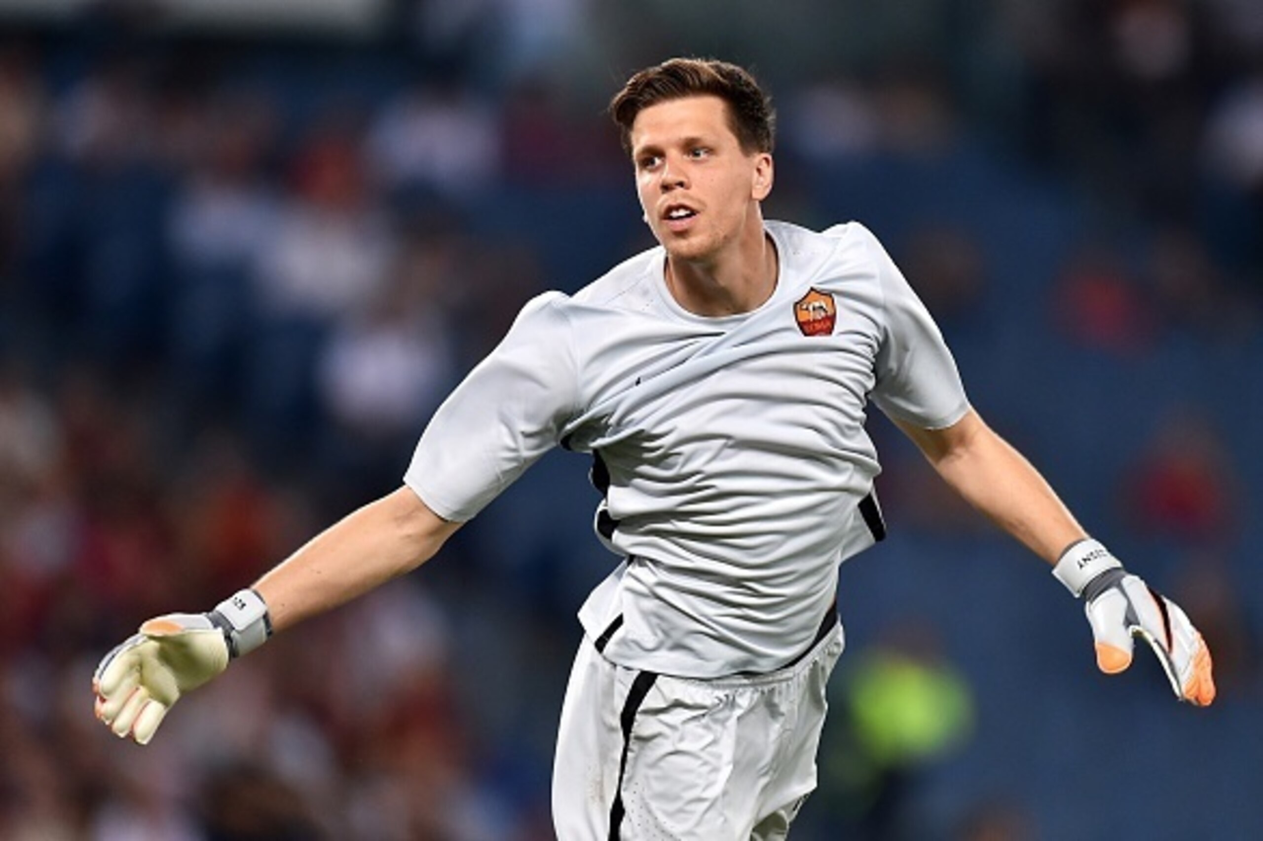 AS Roma's Polish goalkeeper Wojciech Szczesny gestures during a friendly football match between AS Roma and Sevilla on August 14, 2015 at the Olympic Stadium in Rome. AFP PHOTO / ALBERTO PIZZOLI (Photo credit should read ALBERTO PIZZOLI/AFP/Getty I AS Roma's Polish goalkeeper Wojciech Szczesny gestures during a friendly football match between AS Roma and Sevilla on August 14, 2015 at the Olympic Stadium in Rome. AFP PHOTO / ALBERTO PIZZOLI (Photo credit should read ALBERTO PIZZOLI/AFP/Getty I