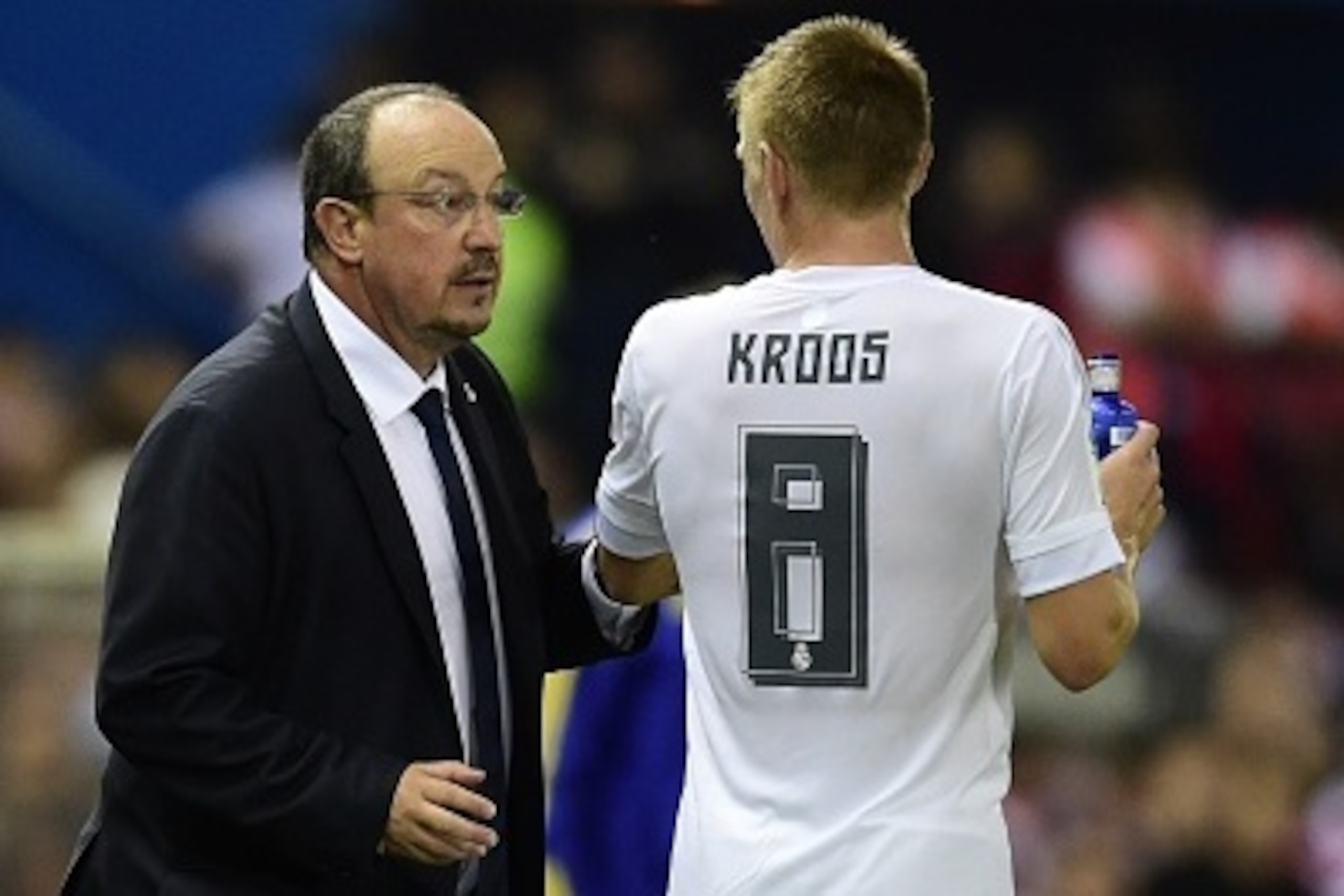 Real Madrid's coach Rafael Benitez (L) speaks with Real Madrid's German midfielder Toni Kroos during the Spanish league football match Club Atletico de Madrid vs Real Madrid CF at the Vicente Calderon stadium in Madrid on October 4, 2015.   AFP PHOTO/ JAV