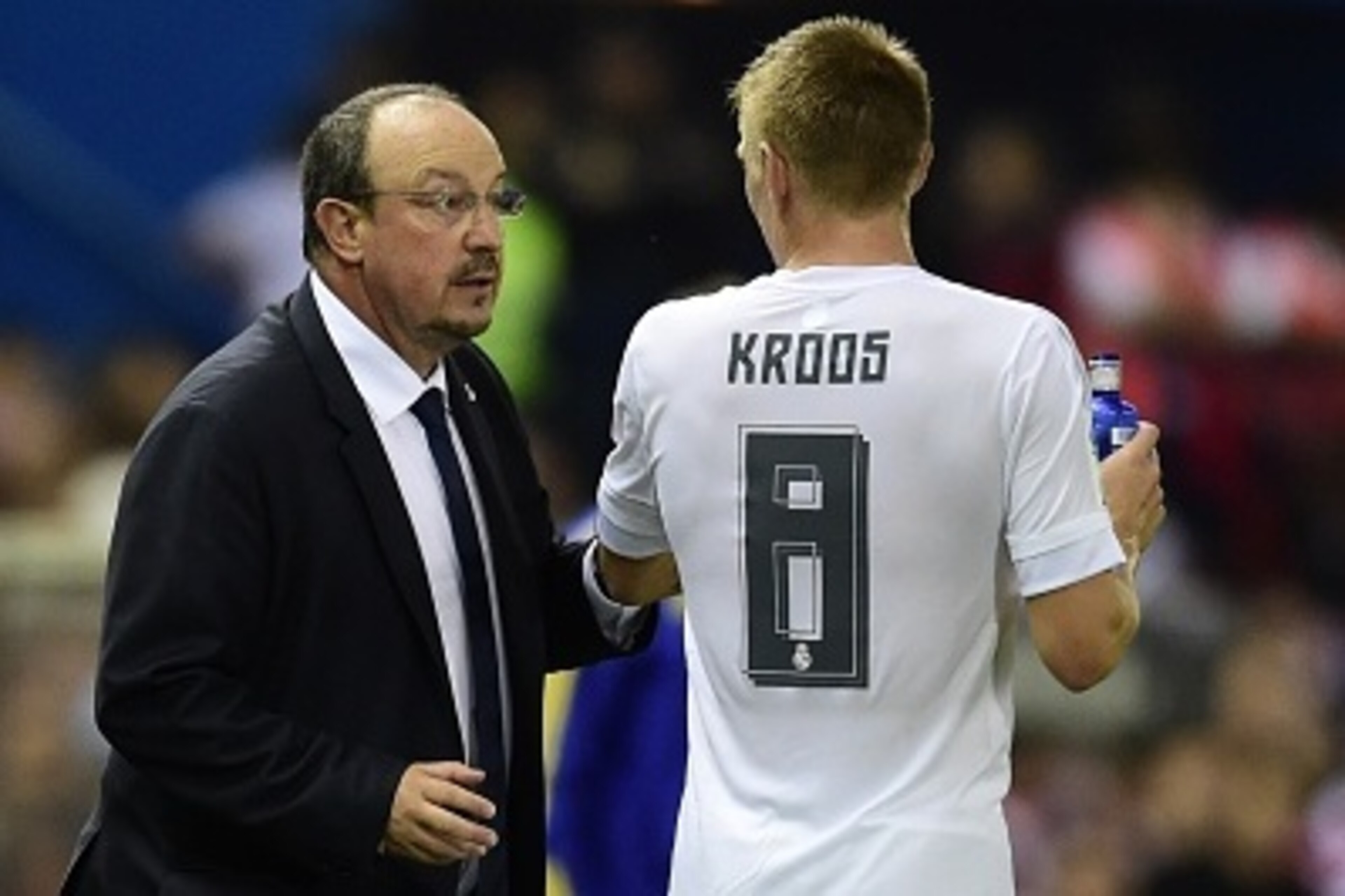 Real Madrid's coach Rafael Benitez (L) speaks with Real Madrid's German midfielder Toni Kroos during the Spanish league football match Club Atletico de Madrid vs Real Madrid CF at the Vicente Calderon stadium in Madrid on October 4, 2015.   AFP PHOTO/ JAV