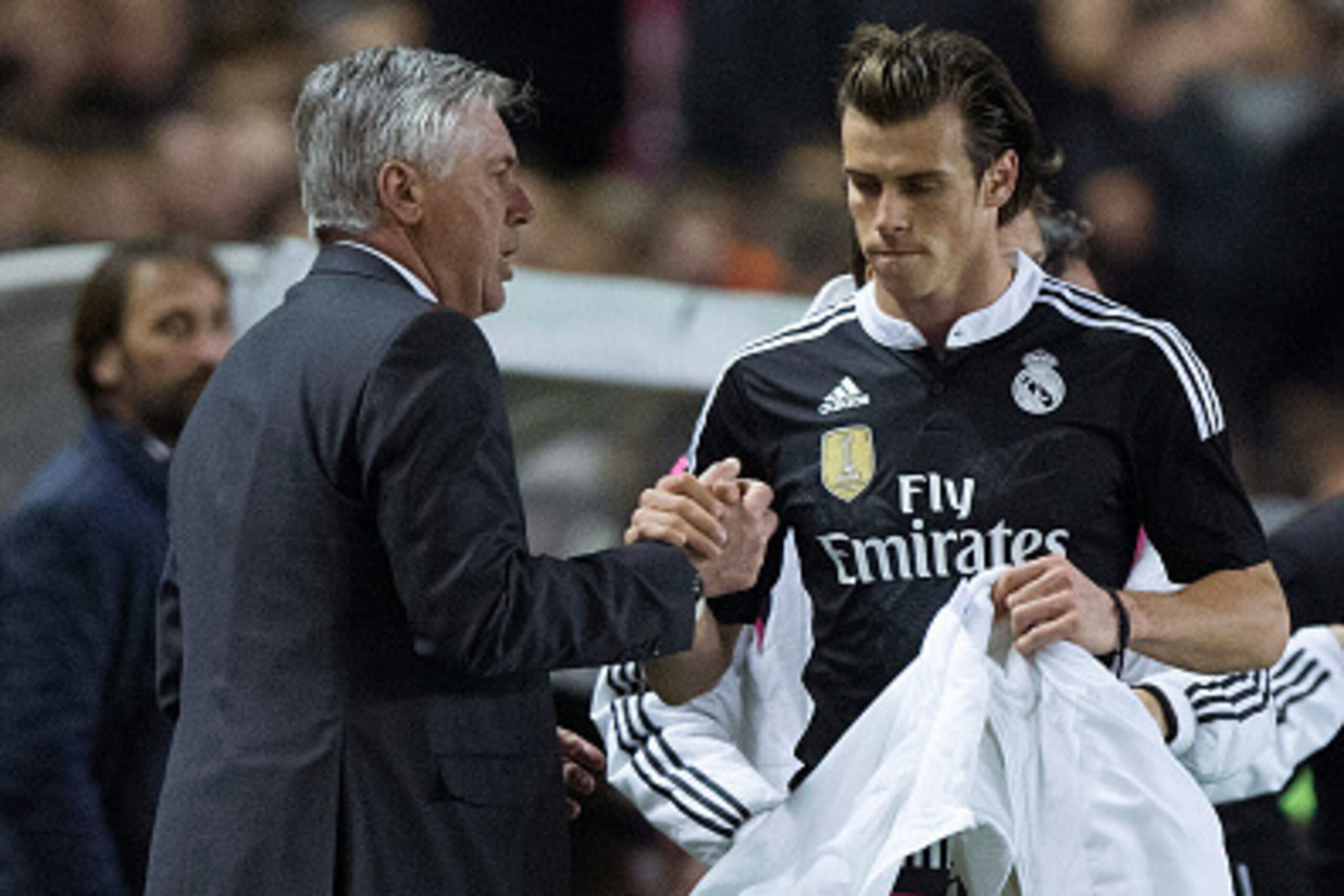MADRID, SPAIN - APRIL 08: Gareth Bale (R) of Real Madrid CF shakes hands with head coach Carlo Ancelotti (L) after being relevated during the La Liga match between Rayo Vallecano de Madrid and Real Madrid CF at Vallecas Stadium on April 8, 2015 in Madrid,