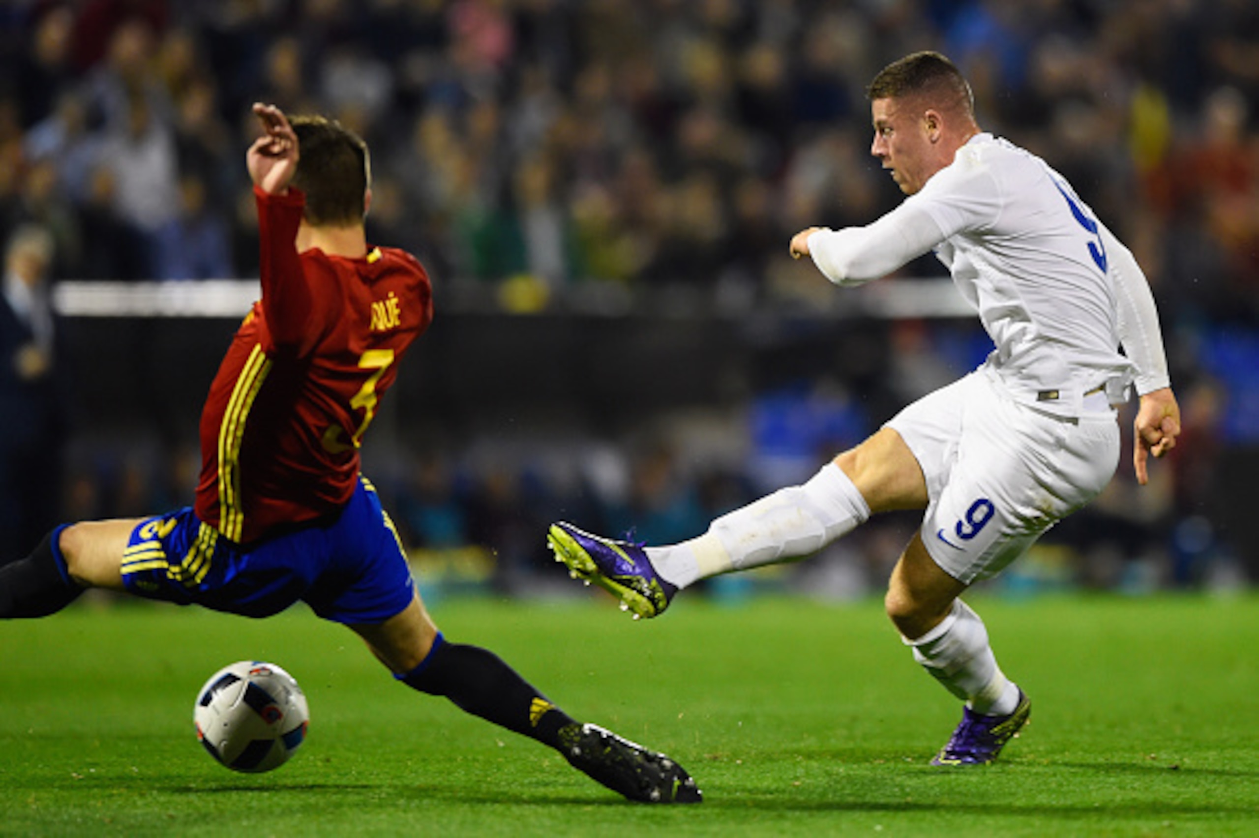 ALICANTE, SPAIN - NOVEMBER 13: Ross Barkley of England is blocked by Gerard Pique of Spain during the international friendly match between Spain and England at Jose Rico Perez Stadium on November 13, 2015 in Alicante, Spain. (Photo by Mike Hewitt/Getty ALICANTE, SPAIN - NOVEMBER 13: Ross Barkley of England is blocked by Gerard Pique of Spain during the international friendly match between Spain and England at Jose Rico Perez Stadium on November 13, 2015 in Alicante, Spain. (Photo by Mike Hewitt/Getty