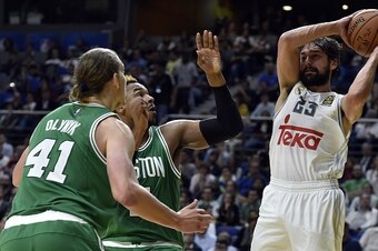 Real Madrid's guard Sergio Llull (R) vies with Boston Celtics' Canadian centre Kelly Olynyk (L) and Boston Celtics' forward Jared Sullinger (C) during their NBA Global Games Madrid 2015 basketball match Real Madrid vs Boston Celtics at the Barclaycard cen