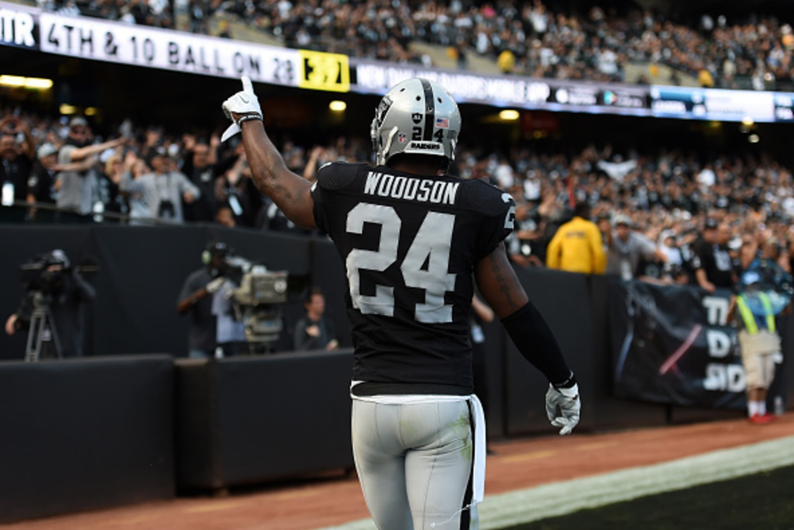 OAKLAND, CA - NOVEMBER 01: Charles Woodson #24 of the Oakland Raiders celebrates after defeating the New York Jets 34-20 in their NFL game at O.co Coliseum on November 1, 2015 in Oakland, California. (Photo by Thearon W. Henderson/Getty Images) OAKLAND, CA - NOVEMBER 01: Charles Woodson #24 of the Oakland Raiders celebrates after defeating the New York Jets 34-20 in their NFL game at O.co Coliseum on November 1, 2015 in Oakland, California. (Photo by Thearon W. Henderson/Getty Images)