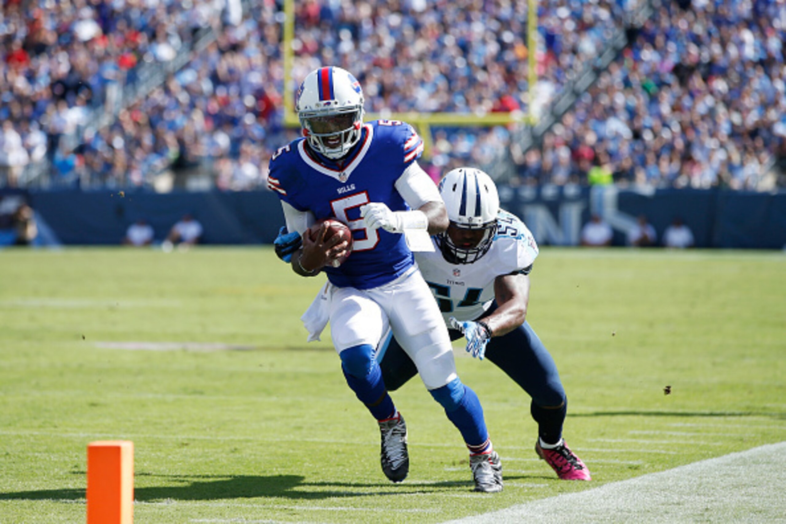 NASHVILLE, TN - OCTOBER 11: Tyrod Taylor #5 of the Buffalo Bills runs the ball against the Tennessee Titans during a game at Nissan Stadium on October 11, 2015 in Nashville, Tennessee. The Bills defeated the Titans 14-13. (Photo by Joe Robbins/Getty Image