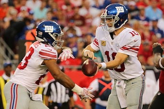 TAMPA, FL - NOVEMBER 08:  Eli Manning #10 of the New York Giants hands off to Rashad Jennings #23 during a game against the Tampa Bay Buccaneers at Raymond James Stadium on November 8, 2015 in Tampa, Florida.  (Photo by Mike Ehrmann/Getty Images)