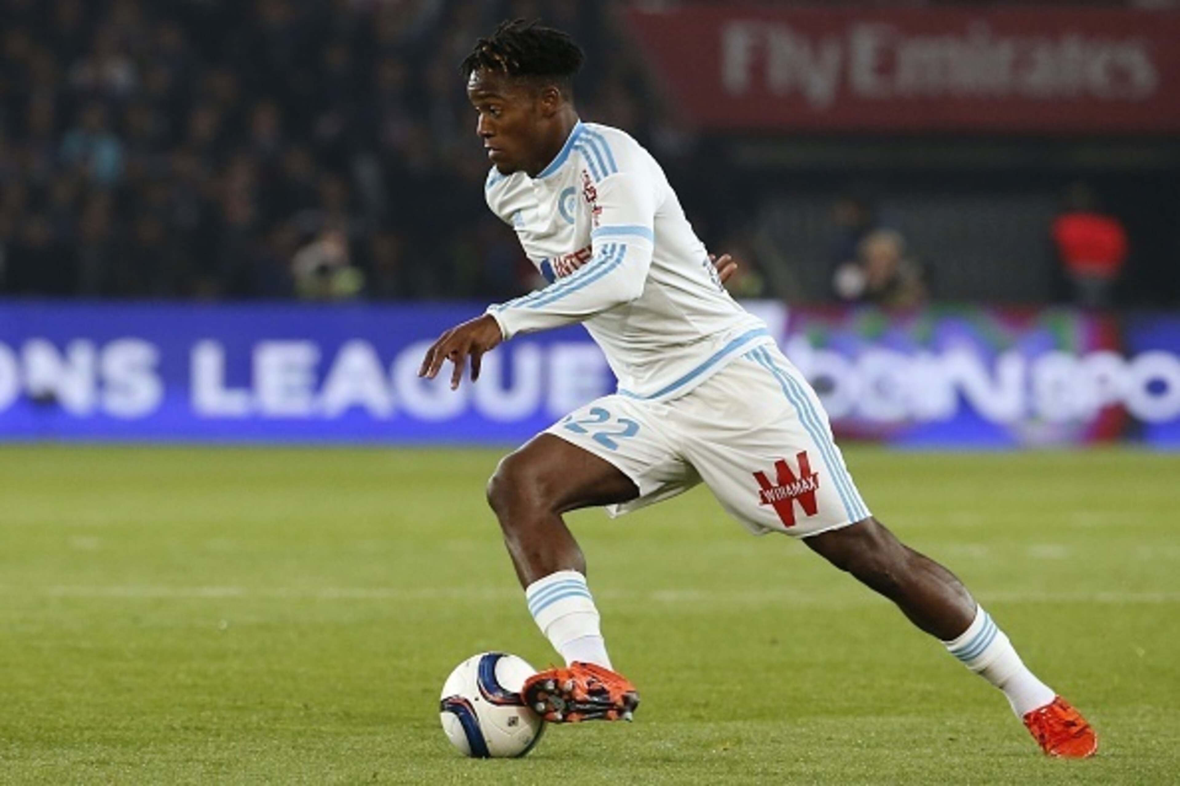 Marseille's Belgian forward Michy Batshuayi controls the ball during the French L1 football match Paris Saint-Germain (PSG) vs Olympique de Marseille (OM) on October 4, 2015 at the Parc des Princes stadium in Paris.  AFP PHOTO / THOMAS SAMSON        (Phot