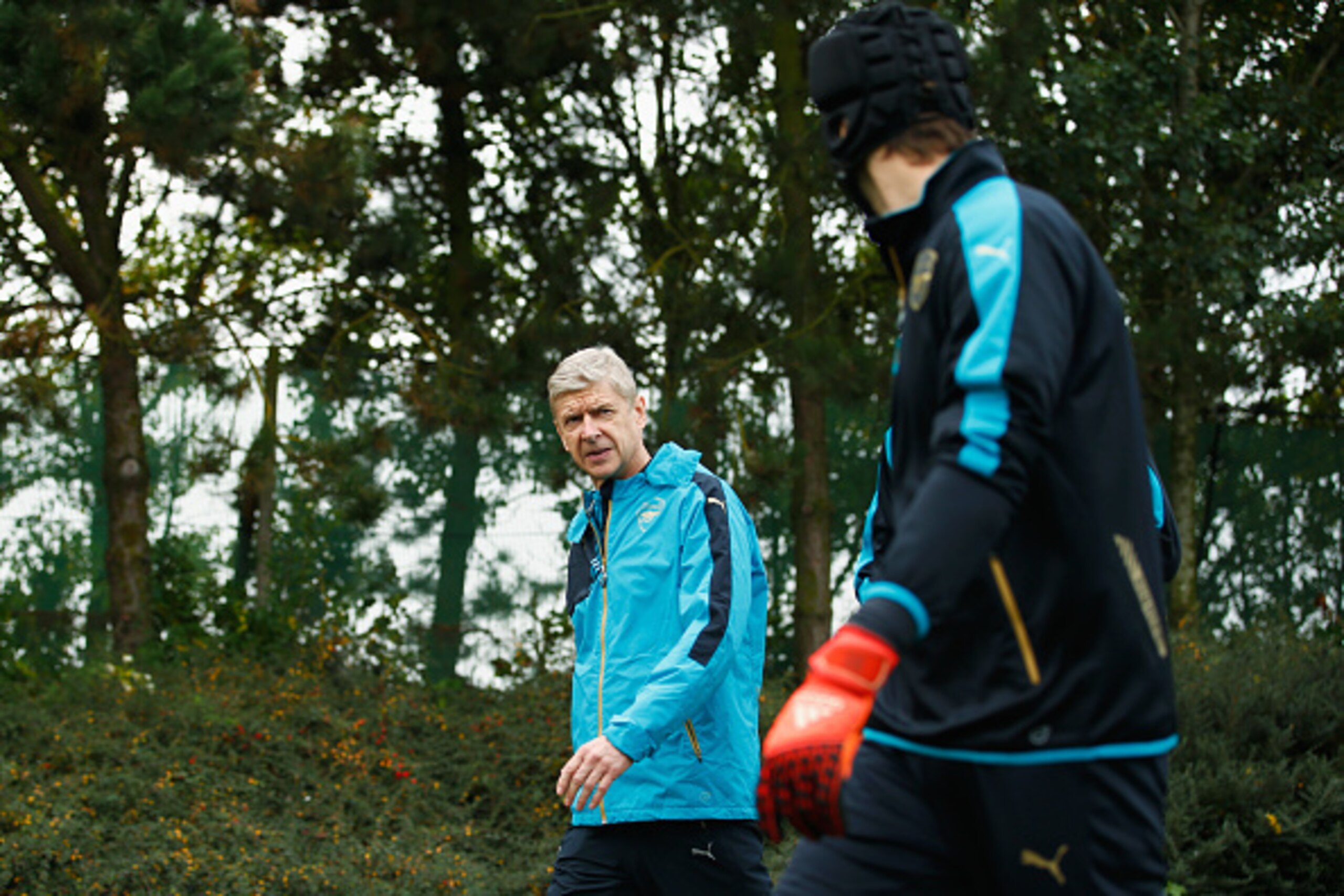 ST ALBANS, ENGLAND - NOVEMBER 03:  Arsene Wenger manager of Arsenal and Petr Cech of Arsenal in discussion during an Arsenal training session on the eve of the UEFA Champions League Group F match against Bayern Munich at London Colney on November 3, 2015 