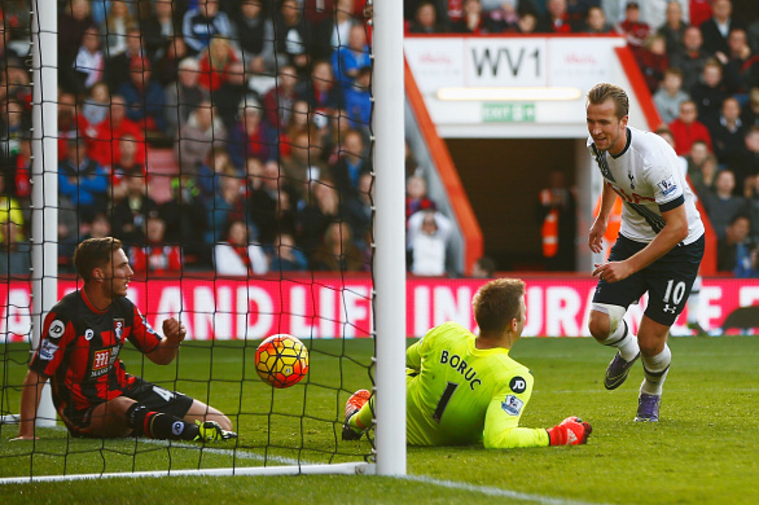 BOURNEMOUTH, ENGLAND - OCTOBER 25:  Harry Kane (R) of Tottenham Hotspur celeberates scoring his team's fifth and hat trick goal during the Barclays Premier League match between A.F.C. Bournemouth and Tottenham Hotspur at Vitality Stadium on October 25, 20