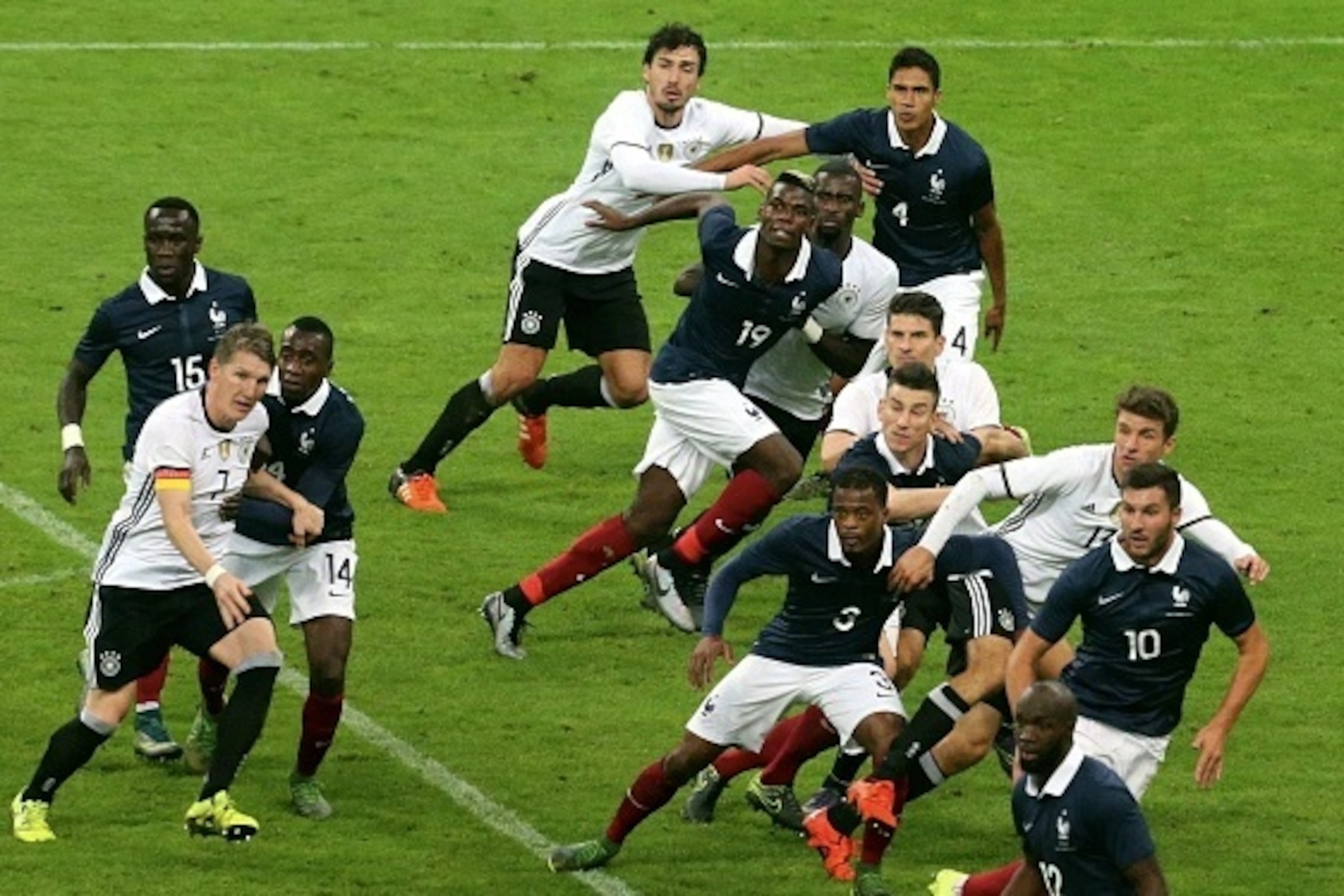 PARIS, FRANCE - NOVEMBER 13:  Team France and Germany in action during the  International Friendly games between France and Germany at Stade de France on november 13, 2015 in Paris, France.  (Photo by Xavier Laine/Getty Images)