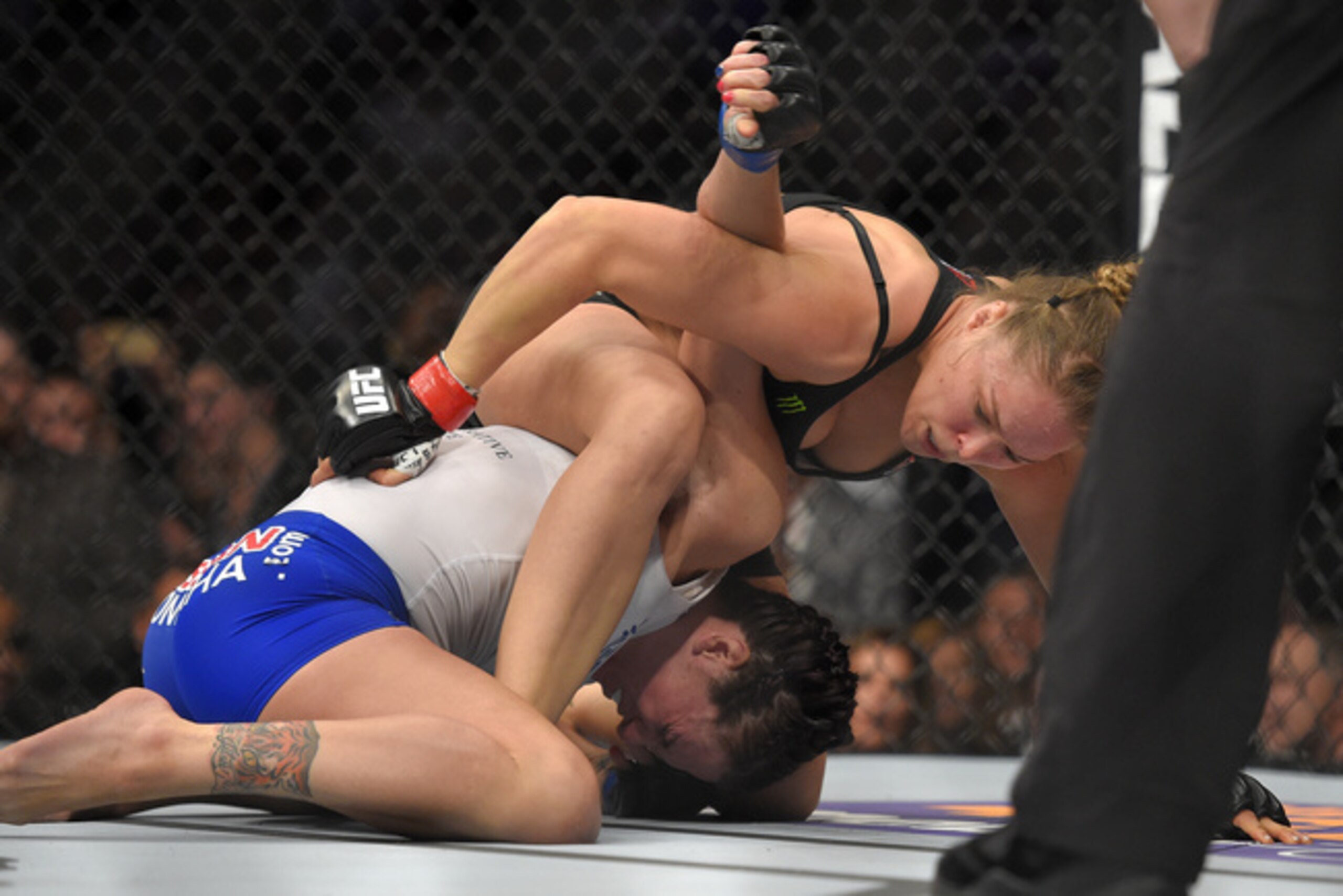 Rousey armbars Cat Zingano.