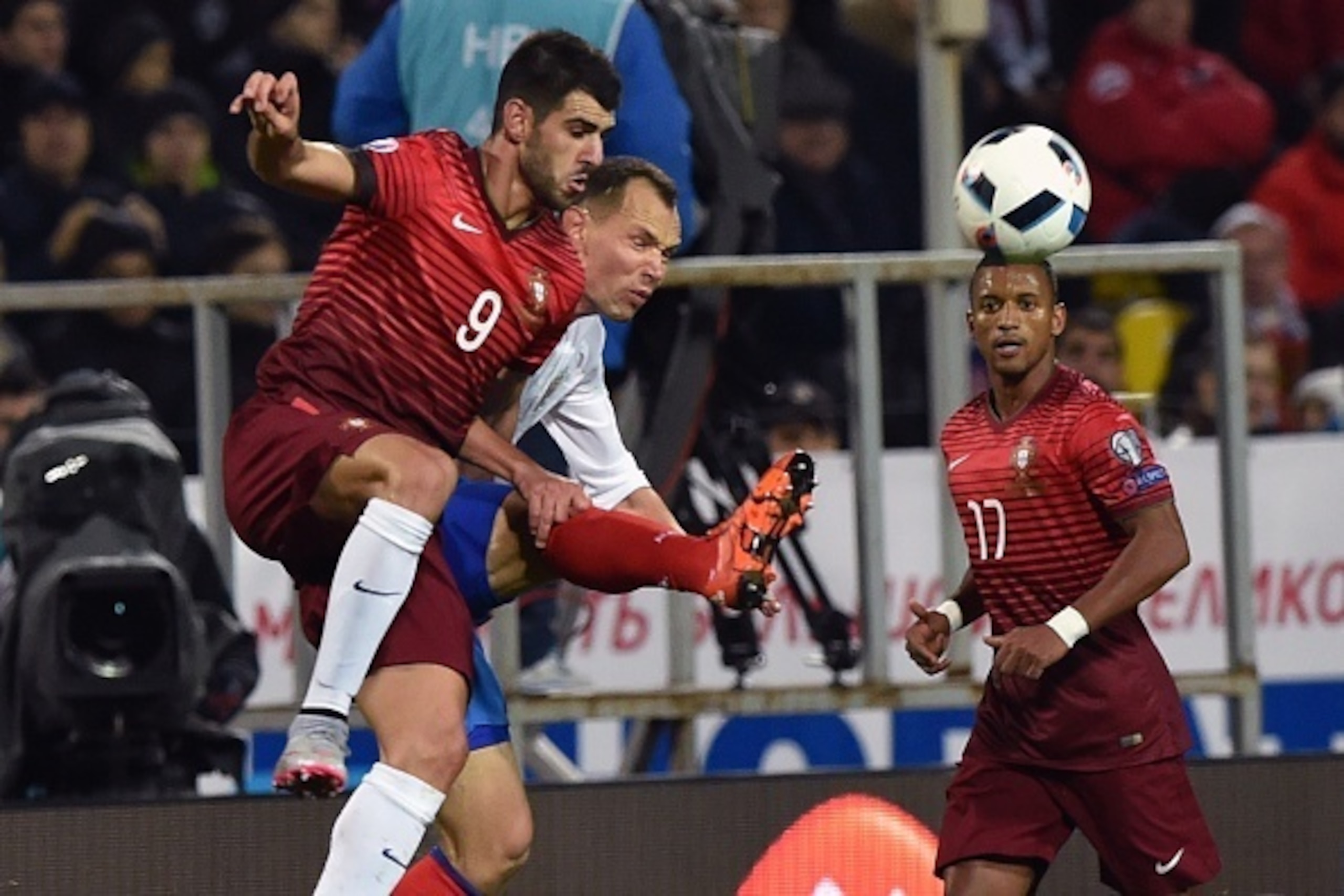 Portugal's forward Nelson Oliveira (L) and Portugal's forward Nani (R) vie for the ball with Russia's defender Sergei Ignashevich during the friendly football match between Russia and Portugal in Krasnodar on November 14, 2015. AFP PHOTO / KIRILL KUDRYAVT