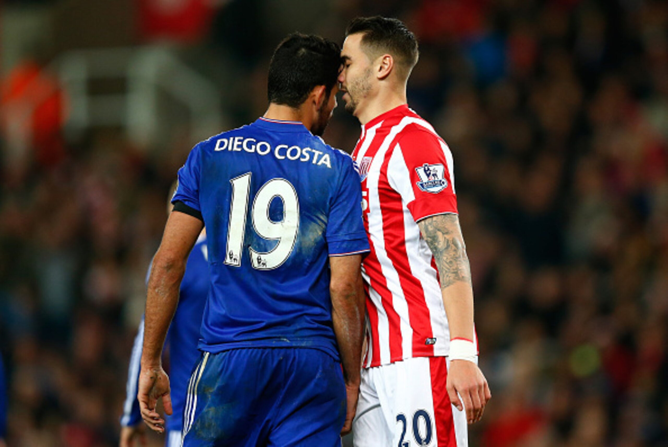 STOKE ON TRENT, ENGLAND - NOVEMBER 07: Diego Costa of Chelsea and Geoff Cameron of Stoke City argue during the Barclays Premier League match between Stoke City and Chelsea at Britannia Stadium on November 7, 2015 in Stoke on Trent, England. (Photo by La STOKE ON TRENT, ENGLAND - NOVEMBER 07: Diego Costa of Chelsea and Geoff Cameron of Stoke City argue during the Barclays Premier League match between Stoke City and Chelsea at Britannia Stadium on November 7, 2015 in Stoke on Trent, England. (Photo by La