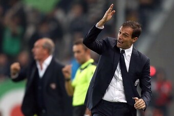 Juventus' football club head coach Massimiliano Allegri gestures during the Italian Serie A football match Juventus Vs Torino on October 31, 2015 at the Juventus Stadium in Turin.  AFP PHOTO / MARCO BERTORELLO        (Photo credit should read MARCO BERTOR