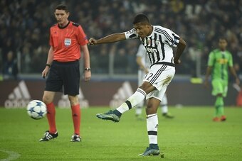 Juventus' defender from Brazil Alex Sandro kicks the ball during the UEFA Champions League football match Juventus vs Borussia Monchengladbach on October 21, 2015 at the Juventus stadium in Turin. AFP PHOTO / OLIVIER MORIN        (Photo credit should read
