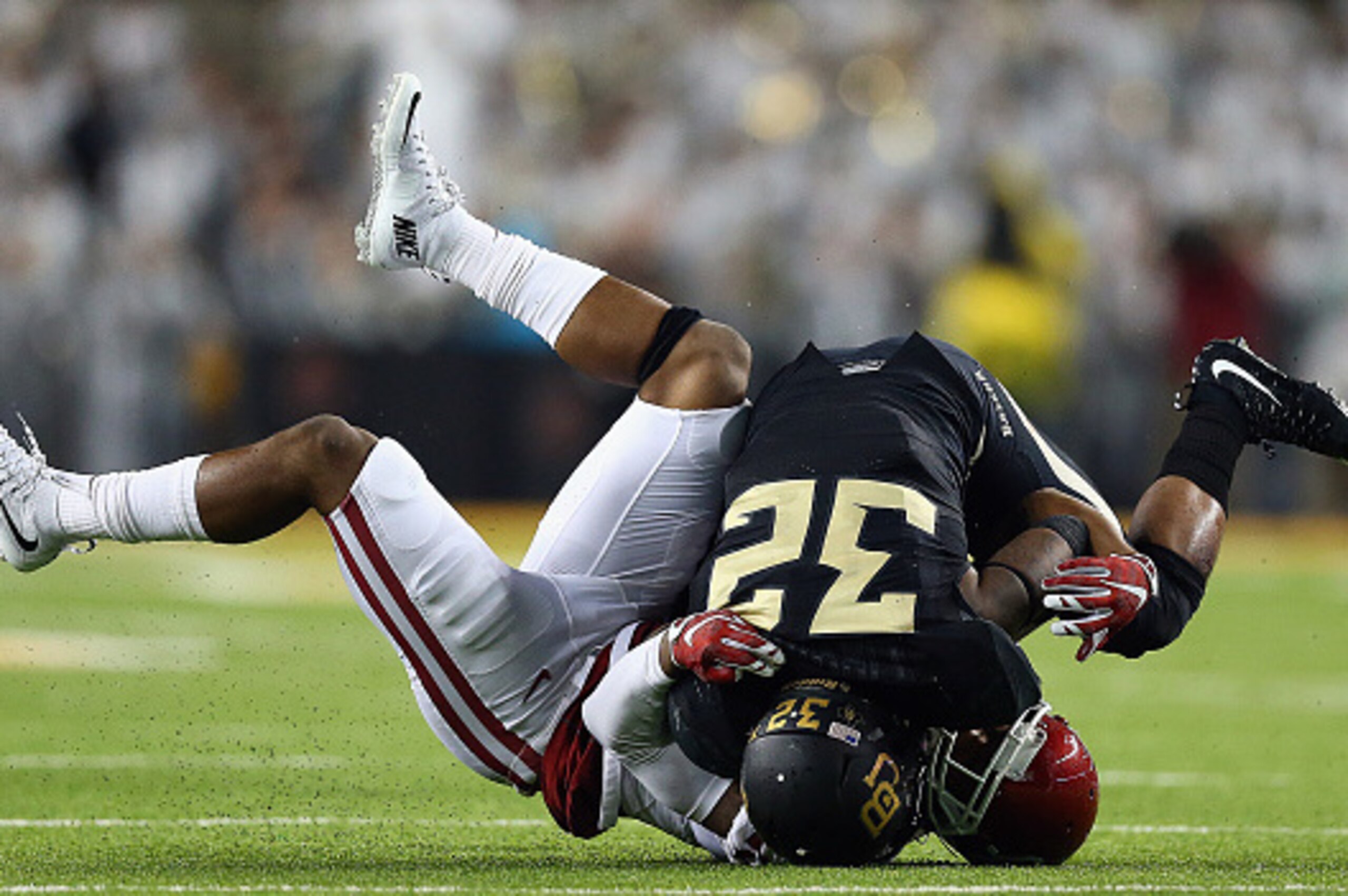 WACO, TX - NOVEMBER 14:  Shock Linwood #32 of the Baylor Bears is tackled by Ahmad Thomas #13 of the Oklahoma Sooners in the second quarter at McLane Stadium on November 14, 2015 in Waco, Texas.  (Photo by Ronald Martinez/Getty Images)