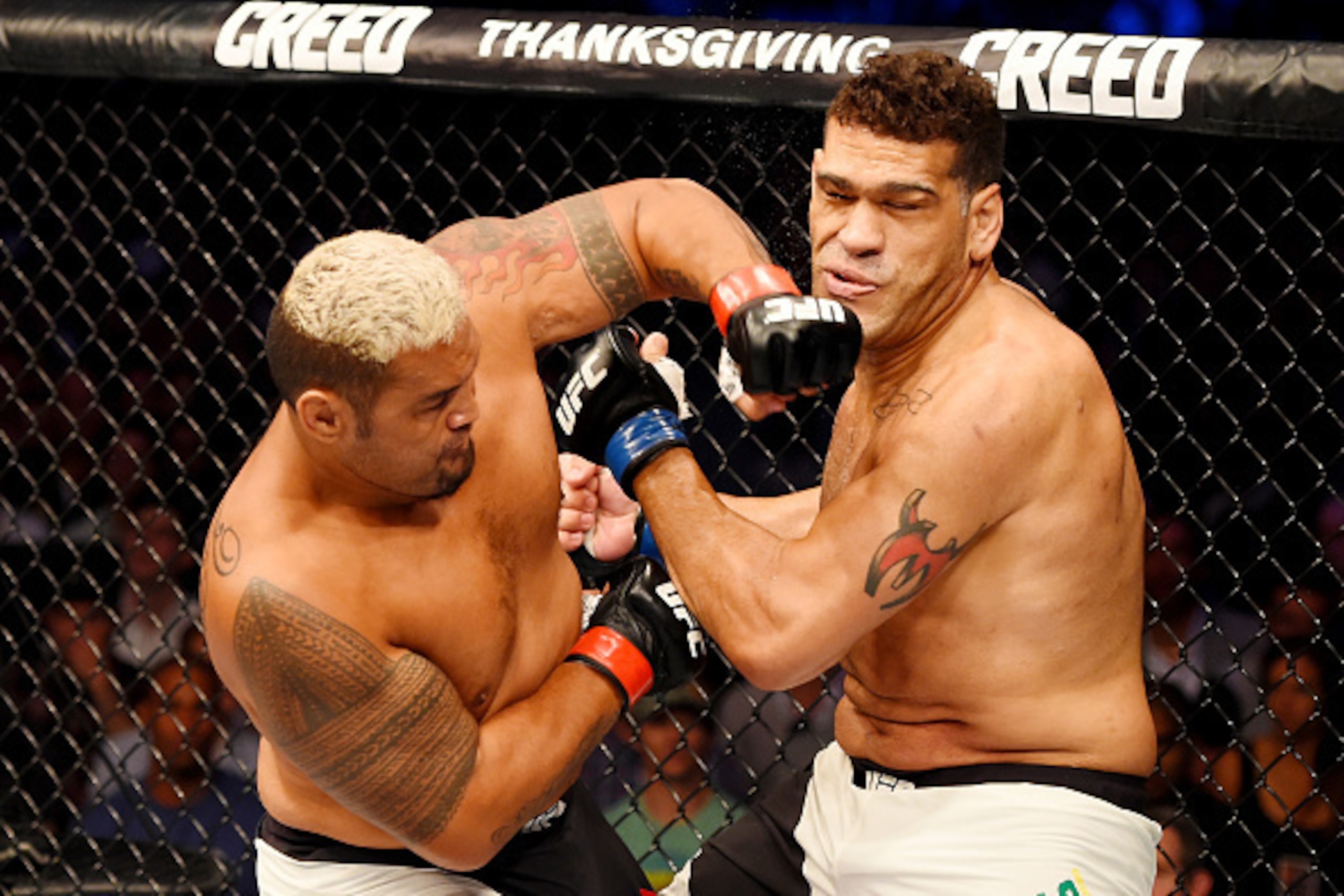 MELBOURNE, AUSTRALIA - NOVEMBER 15:  (L-R) Mark Hunt lands a left-handed punch against Antonio Silva in their heavyweight bout during the UFC 193 event at Etihad Stadium on November 15, 2015 in Melbourne, Australia.  (Photo by Josh Hedges/Zuffa LLC/Zuffa 