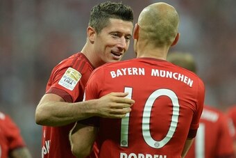 Bayern Munich's Dutch midfielder Arjen Robben (R) and Bayern Munich's Polish striker Robert Lewandowski celebrates scoring the 2-0 goal during the German first division Bundesliga football match FC Bayern Munich vs Hamburger SV at the Allianz Arena in Mun