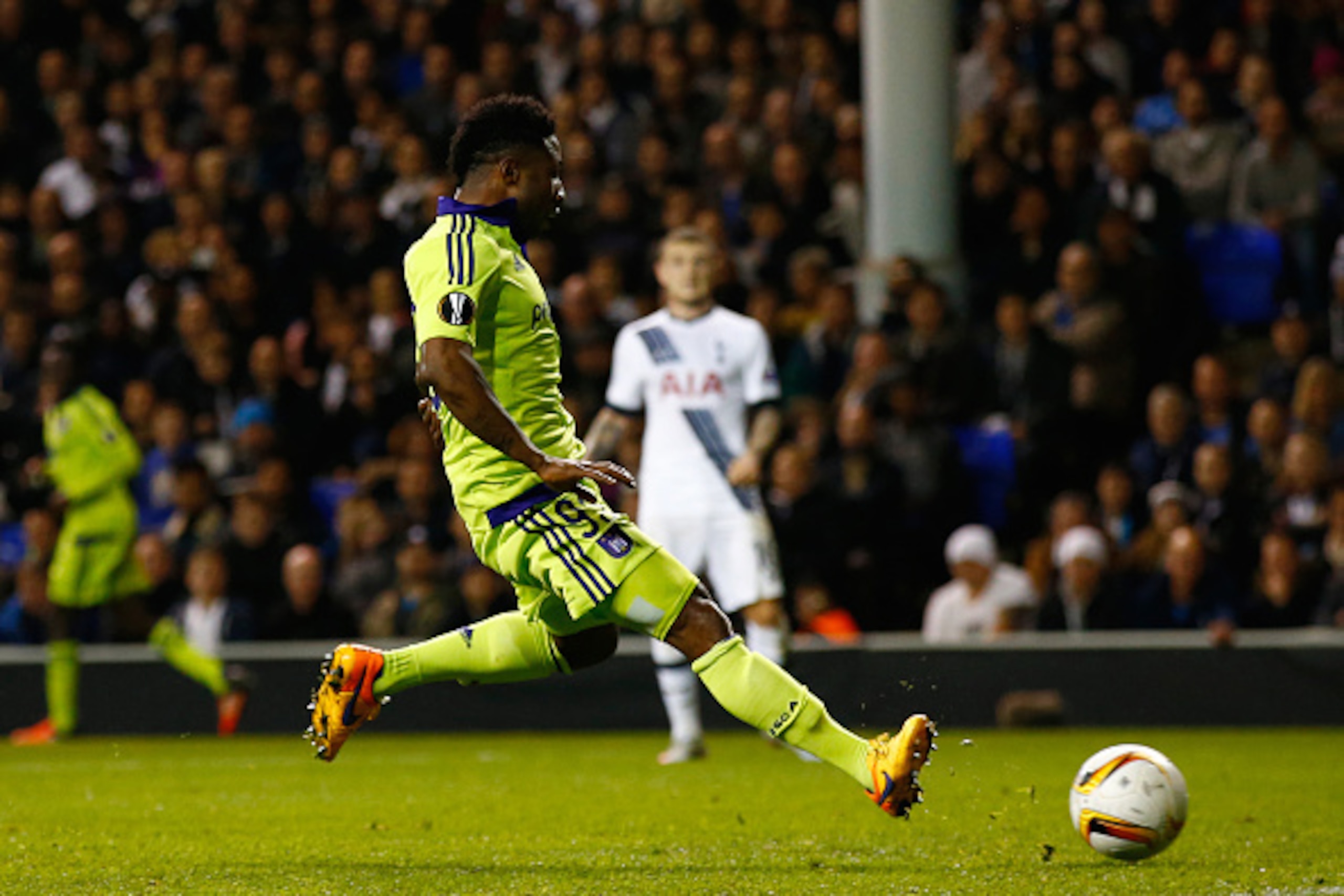 LONDON, ENGLAND - NOVEMBER 05:  Imoh Ezekiel of Anderlecht scores a goal to level the scores at 1-1  during the UEFA Europa League Group J match between Tottenham Hotspur FC and RSC Anderlecht at White Hart Lane on November 5, 2015 in London, United Kingd