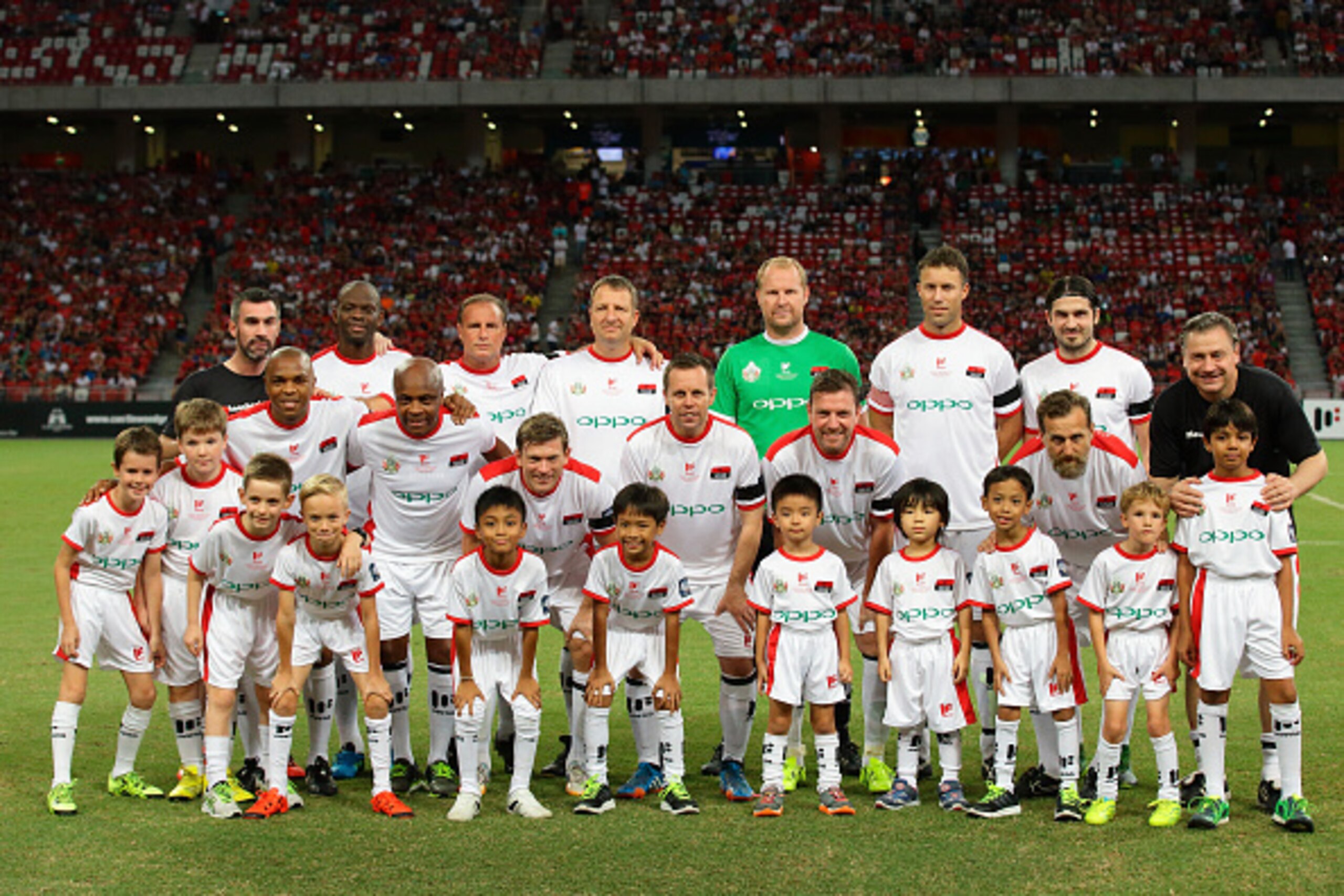SINGAPORE - NOVEMBER 14:  Manchester United players pose for a photo before The Castlewood Group Battle Of The Reds 2015 between Liverpool and Manchester United at National Stadium on November 14, 2015 in Singapore.  (Photo by Suhaimi Abdullah/Getty Image
