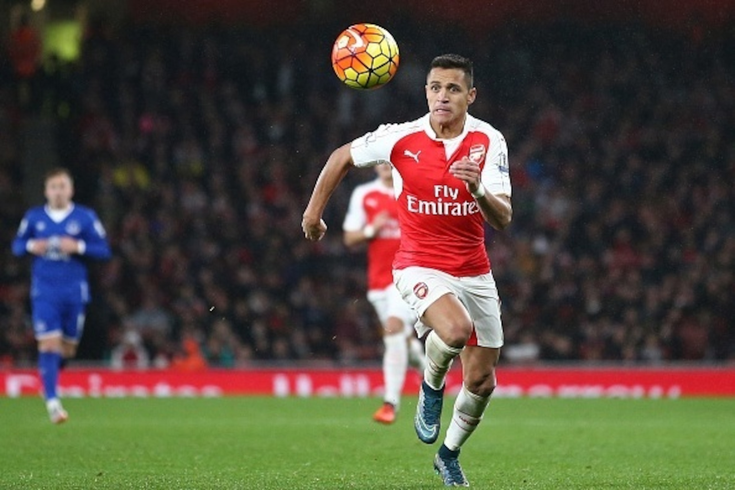 Arsenal's Chilean striker Alexis Sanchez chases the ball during the English Premier League football match between Arsenal and Everton at the Emirates Stadium in London on October 24, 2015. AFP PHOTO / JUSTIN TALLIS

RESTRICTED TO EDITORIAL USE. No use wit