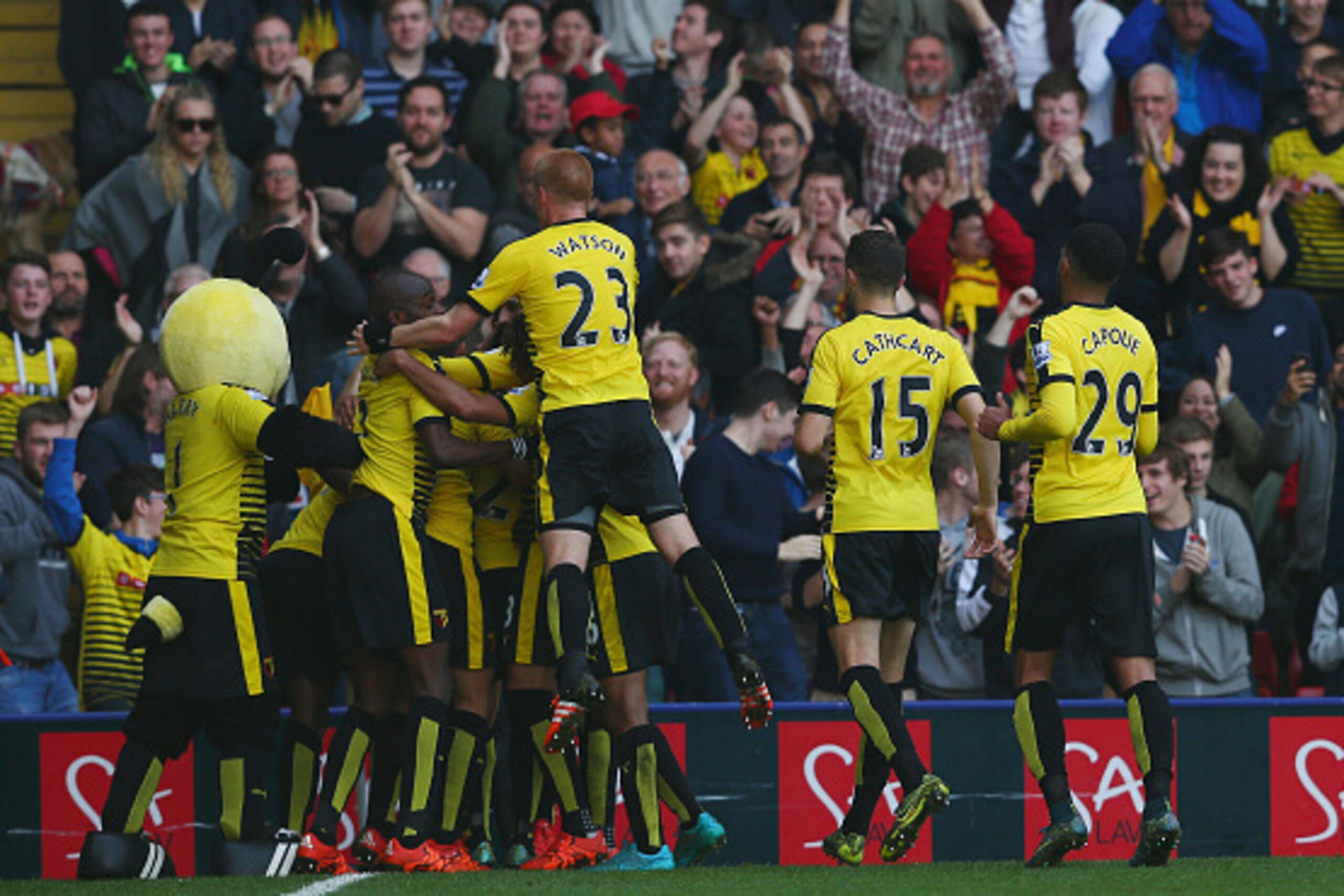 WATFORD, ENGLAND - OCTOBER 31:  Watford players celebrate their team's first goal by Odion Ighalo (obscured) during the Barclays Premier League match between Watford and West Ham United at Vicarage Road on October 31, 2015 in Watford, England.  (Photo by 