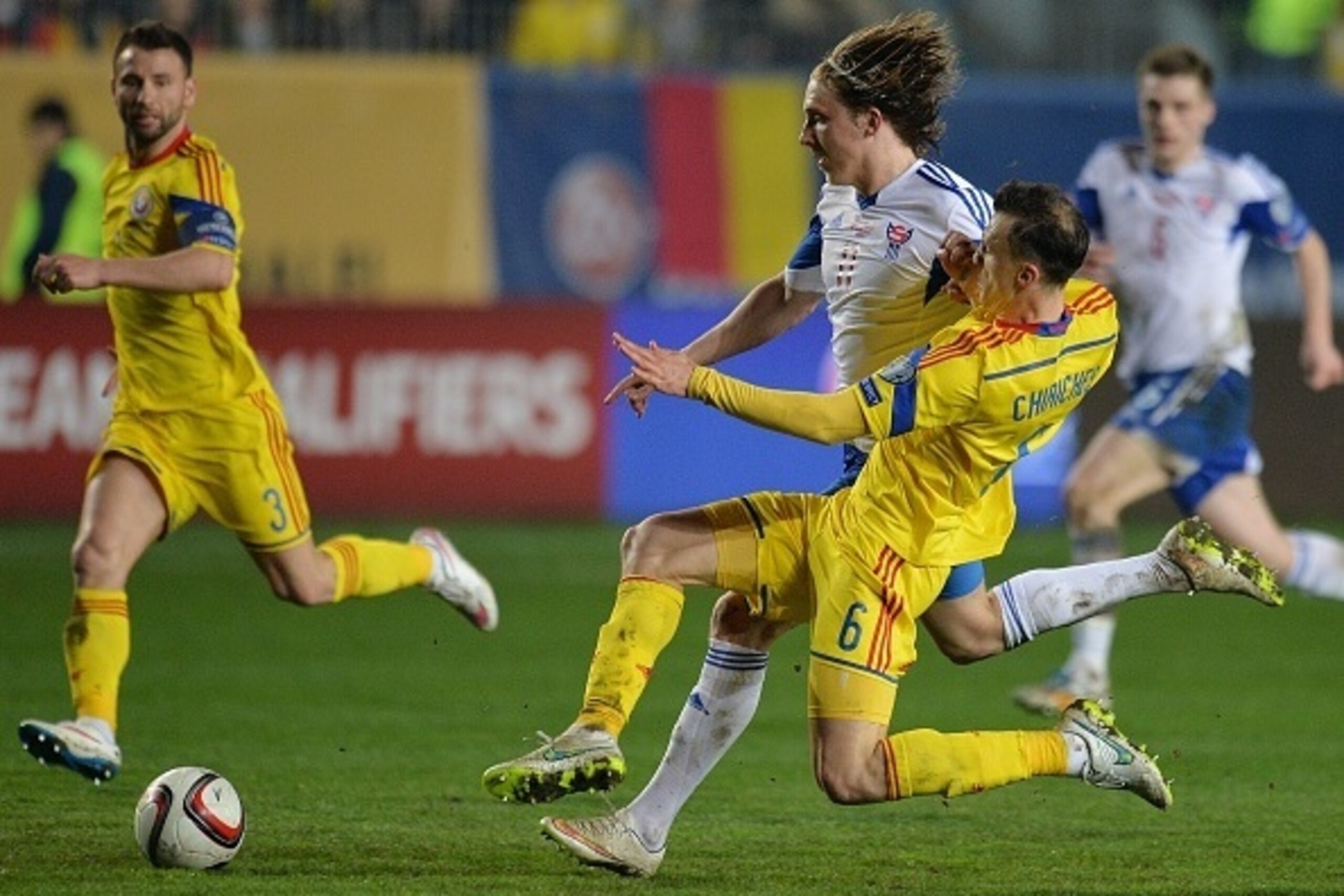 Vlad Chiriches (R) of Romania vies with Joan Edmundsson (L) of Faroe Islands during the Group F Euro 2016 qualifying football match between Romania and Faroe Islands, on March 29, 2015 in Ploiesti, Romania.  AFP PHOTO / DANIEL MIHAILESCU        (Photo cre