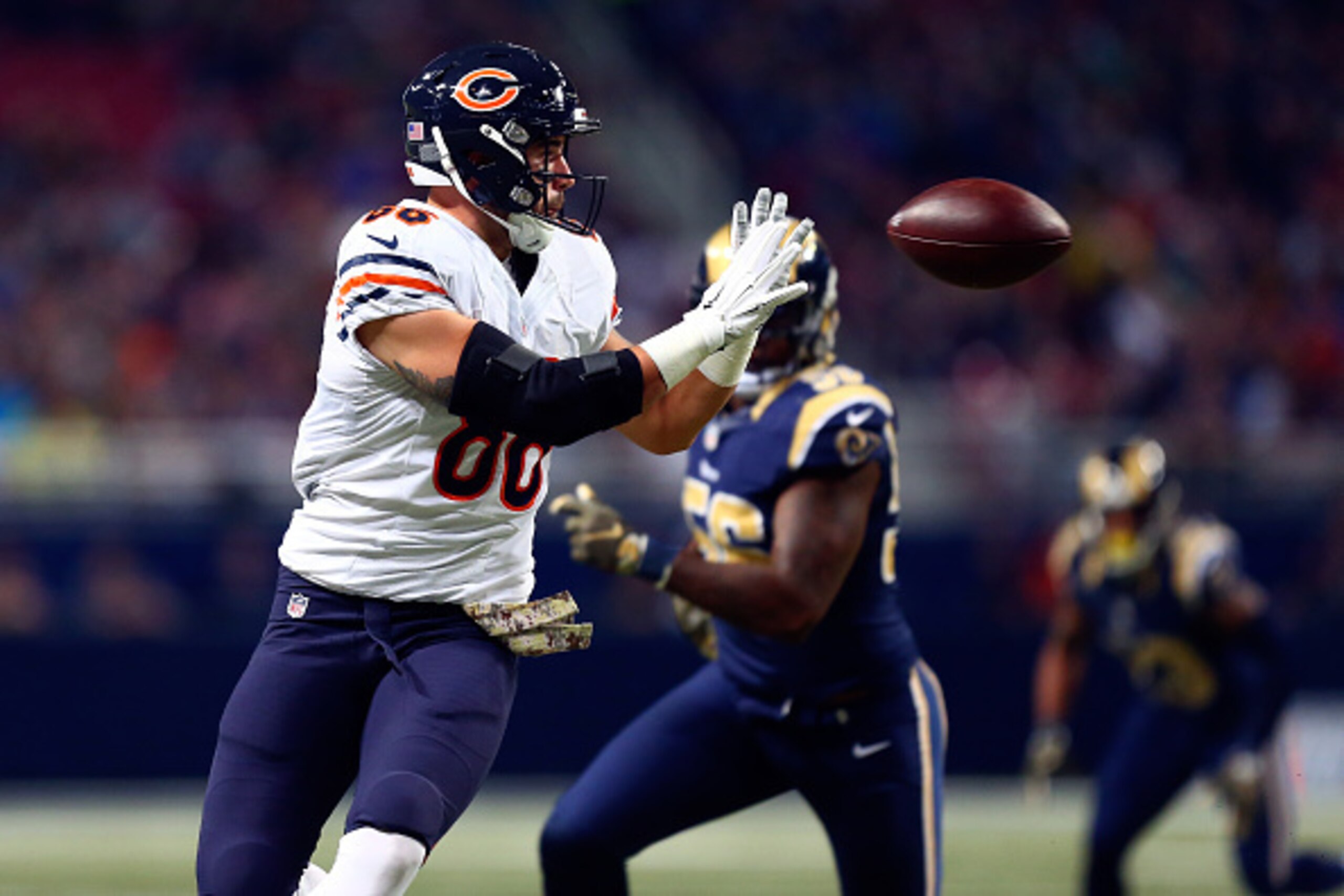 ST. LOUIS, MO - NOVEMBER 15: Zach Miller #86 of the Chicago Bears catches a touchdown pass in the first quarter  against the St. Louis Rams at the Edward Jones Dome on November 15, 2015 in St. Louis, Missouri. (Photo by Dilip Vishwanat/Getty Images)