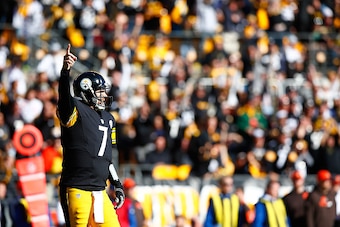 PITTSBURGH, PA - NOVEMBER 15:  Ben Roethlisberger #7 of the Pittsburgh Steelers reacts to a pass completion to Martavis Bryant# 10 during the 1st quarter of the game against the Cleveland Browns at Heinz Field on November 15, 2015 in Pittsburgh, Pennsylva