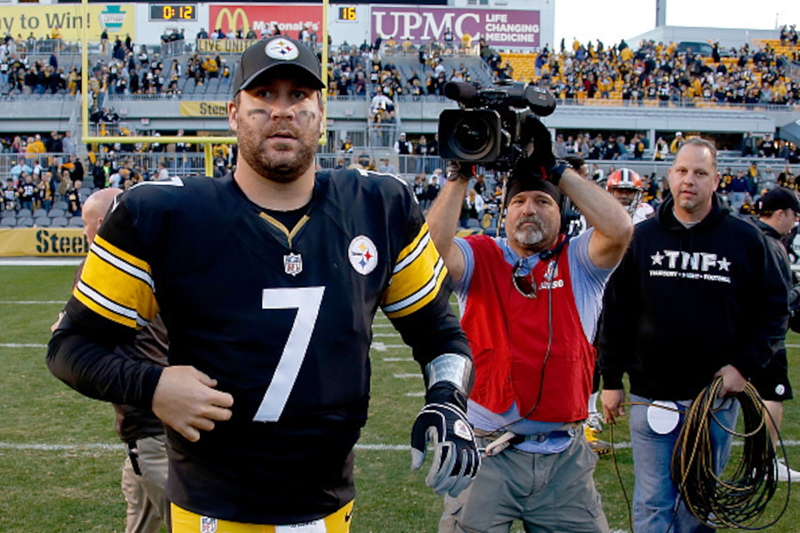 PITTSBURGH, PA - NOVEMBER 15:  Ben Roethlisberger #7 of the Pittsburgh Steelers leaves the field after the game against the Cleveland Browns at Heinz Field on November 15, 2015 in Pittsburgh, Pennsylvania.  (Photo by Gregory Shamus/Getty Images)