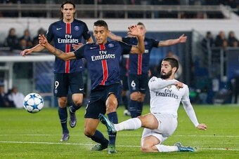 Real Madrid's Spanish midfielder Isco (R) vies with Paris Saint-Germain's Brazilian defender Marquinhos during the UEFA Champions League football match Paris Saint-Germain (PSG) vs Real Madrid, on October 21, 2015 at the Parc des Princes stadium in Paris.