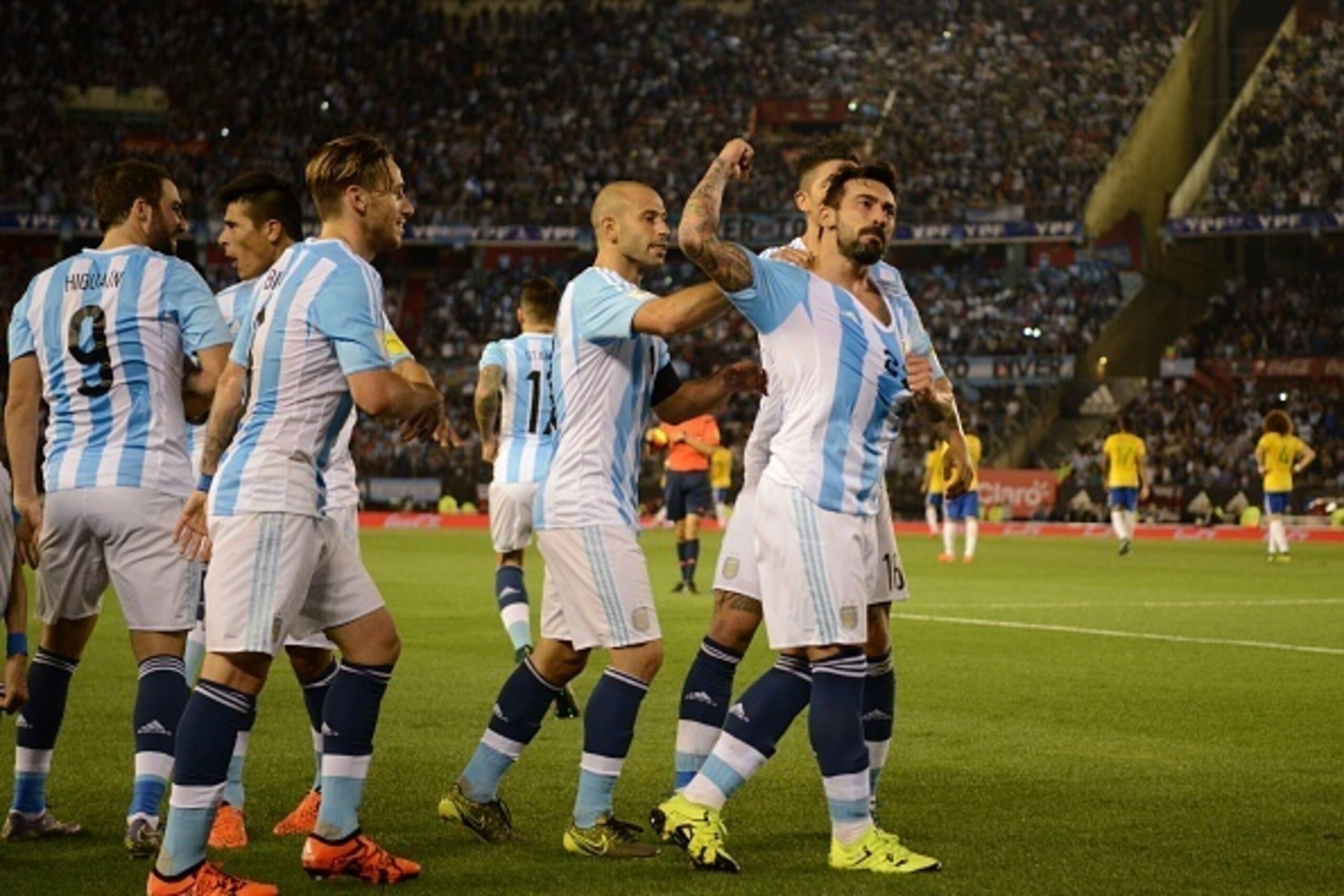 Argentina's Ezequiel Lavezzi (R) celebrates with teammates after scoring against Brazil during their Russia 2018 FIFA World Cup South American Qualifiers football match, in Buenos Aires, on November 13, 2015.   AFP PHOTO / EITAN ABRAMOVICH        (Photo c
