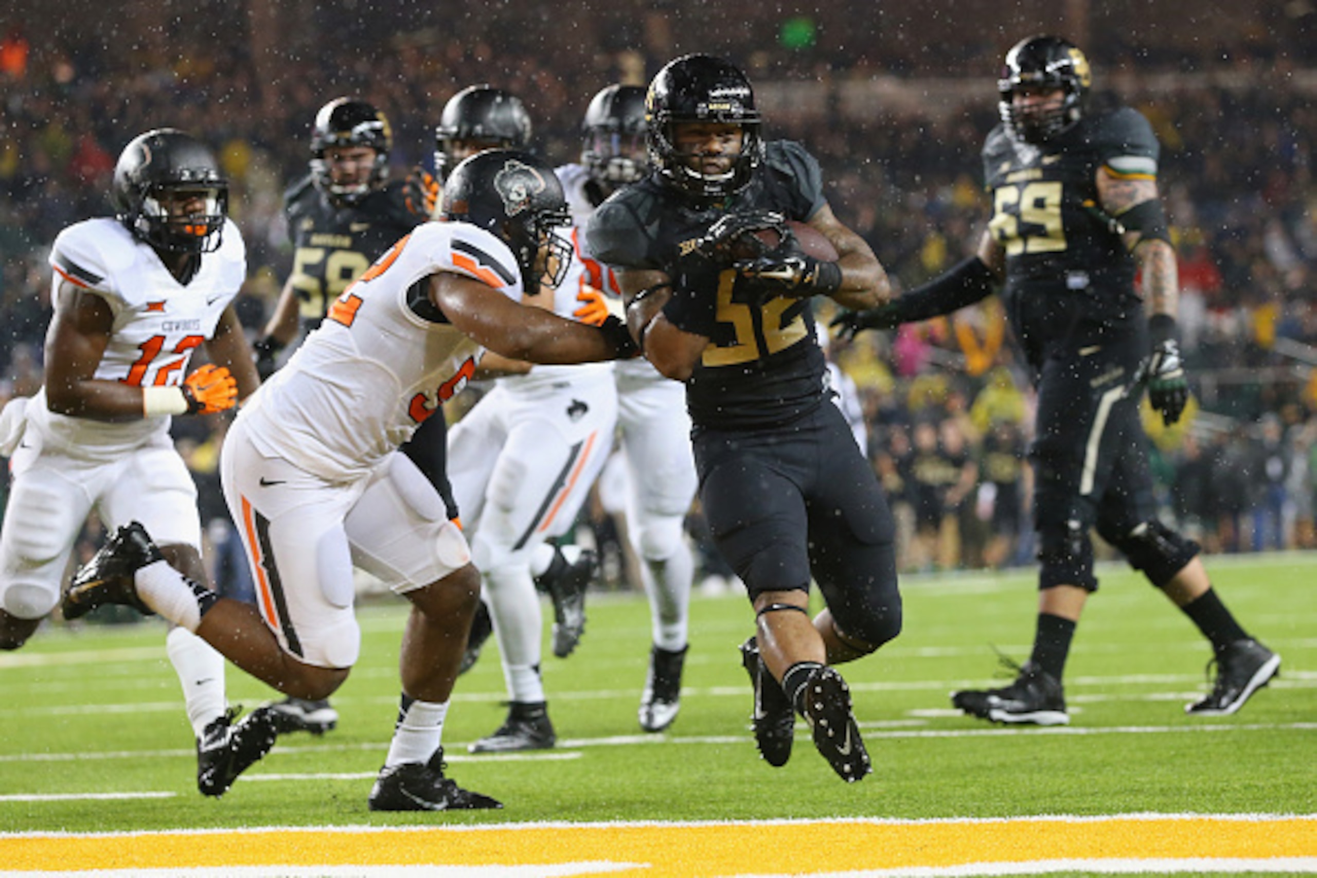 WACO, TX - NOVEMBER 22:  Shock Linwood #32 of the Baylor Bears runs the ball for a touchdown against the Oklahoma State Cowboys at McLane Stadium on November 22, 2014 in Waco, Texas.  (Photo by Ronald Martinez/Getty Images)