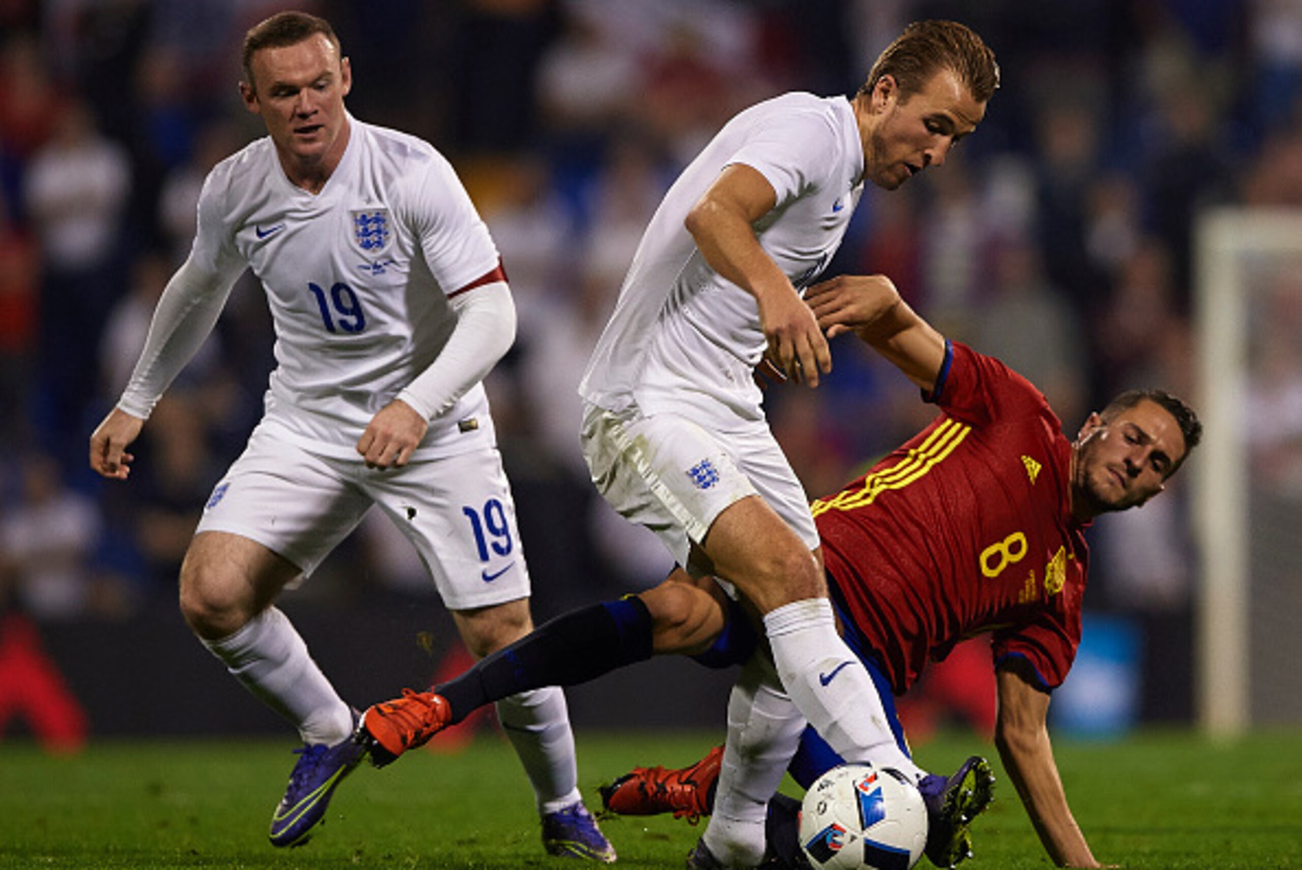 ALICANTE, SPAIN - NOVEMBER 13:  Harry Kane of England is tackled by Koke Resurrecci?n (R) of Spain during the international friendly match between Spain and England at Jose Rico Perez Stadium on November 13, 2015 in Alicante, Spain.  (Photo by Manuel Quei