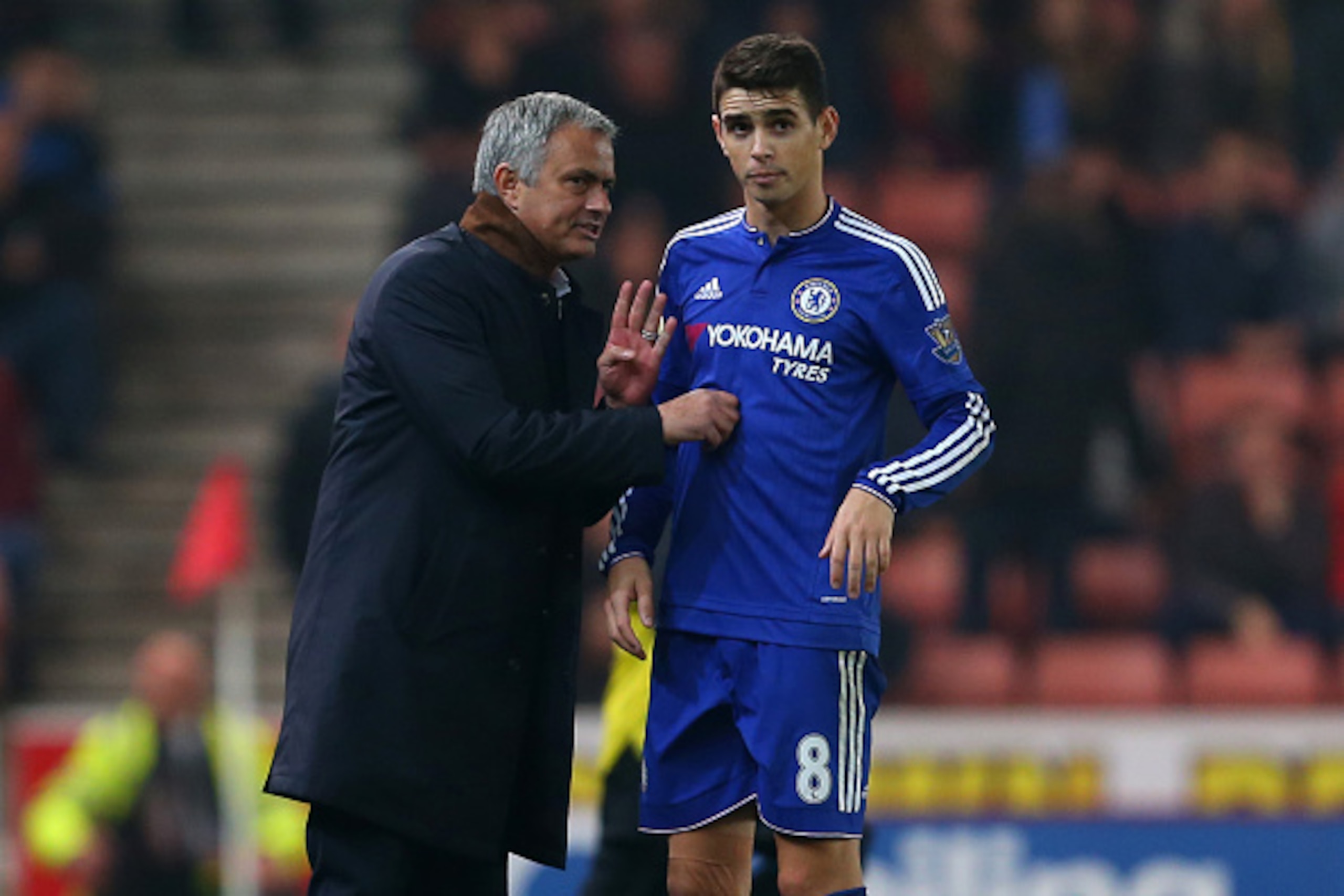 STOKE ON TRENT, ENGLAND - OCTOBER 27:  Jose Mourinho Manager of Chelsea talks to Oscar of Chelsea during the Capital One Cup Fourth Round match between Stoke City and Chelsea at Britannia Stadium on October 27, 2015 in Stoke on Trent, England.  (Photo by 