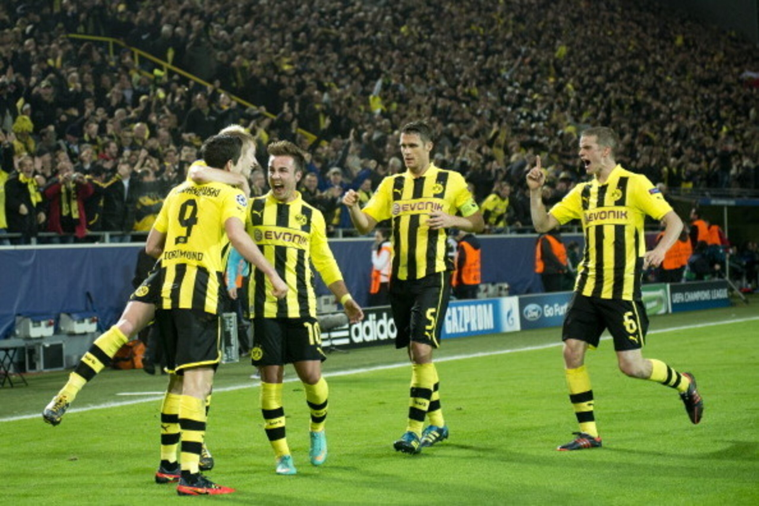 Dortmund's Polish striker Robert Lewandowski (L) celebrates scoring a goal with teammates (From L) striker Marco Reus, midfielder Mario Goetze, midfielder Sebastian Kehl and midfielder Sven Bender during the UEFA Champions League Group D football match BV