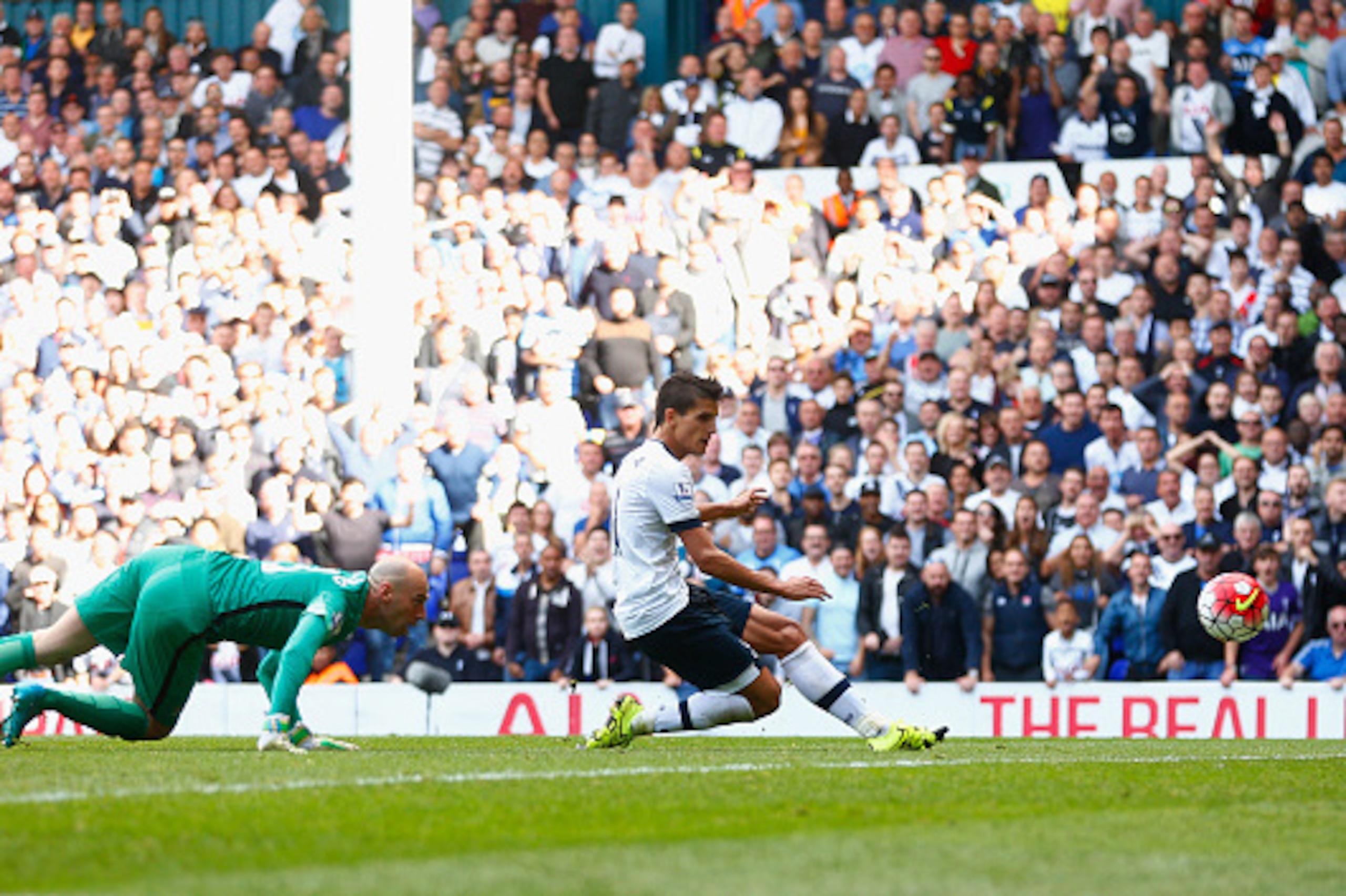 LONDON, ENGLAND - SEPTEMBER 26: Erik Lamela of Tottenham Hotspur scores his team's fourth goal  during the Barclays Premier League match between Tottenham Hotspur and Manchester City at White Hart Lane on September 26, 2015 in London, United Kingdom.  (Ph