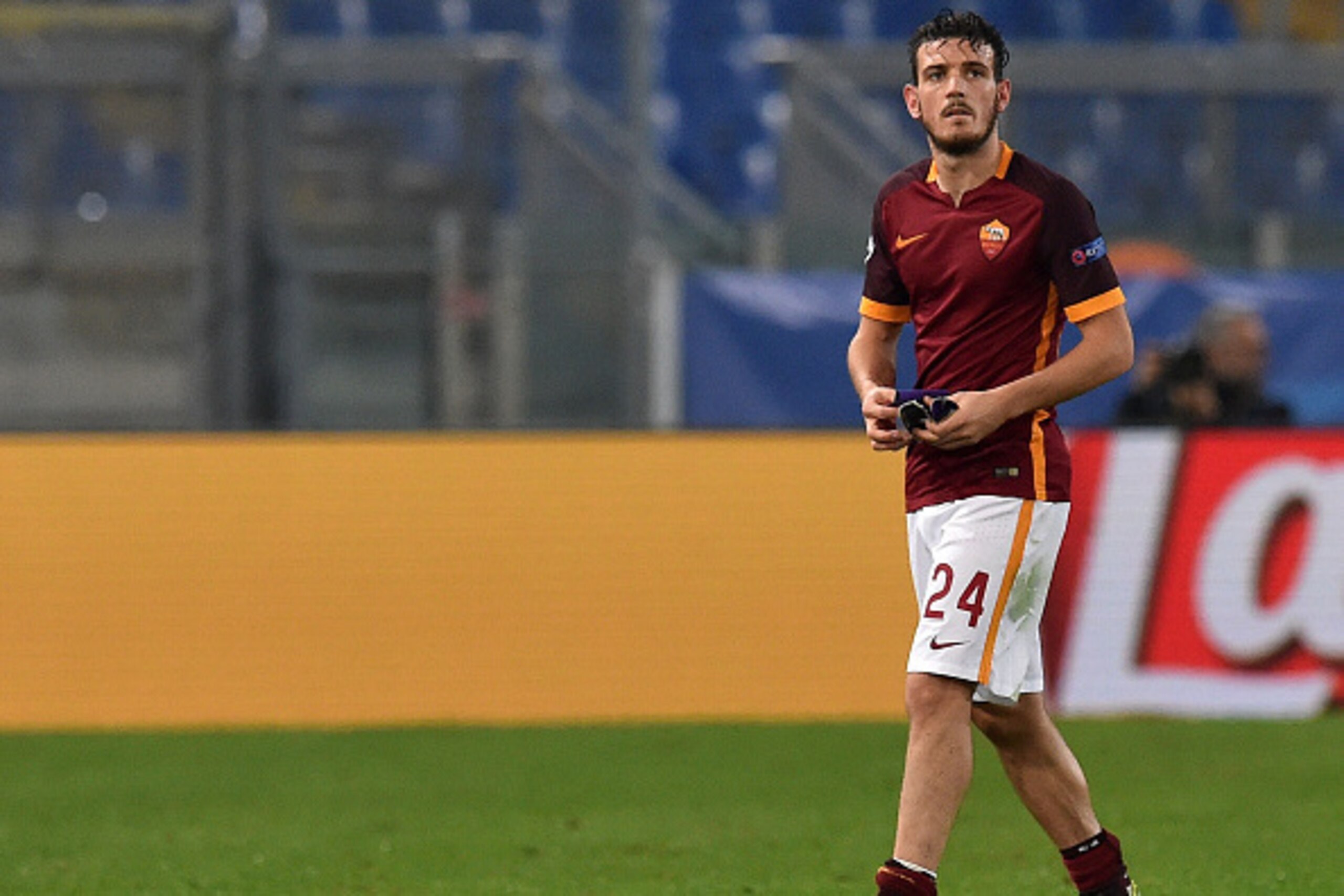 ROME, ITALY - NOVEMBER 04:  Alessandro Florenzi of AS Roma leaves the pitch during the UEFA Champions League Group E match between AS Roma and Bayer 04 Leverkusen at Olimpico Stadium on November 4, 2015 in Rome, Italy.  (Photo by Giuseppe Bellini/Getty Im