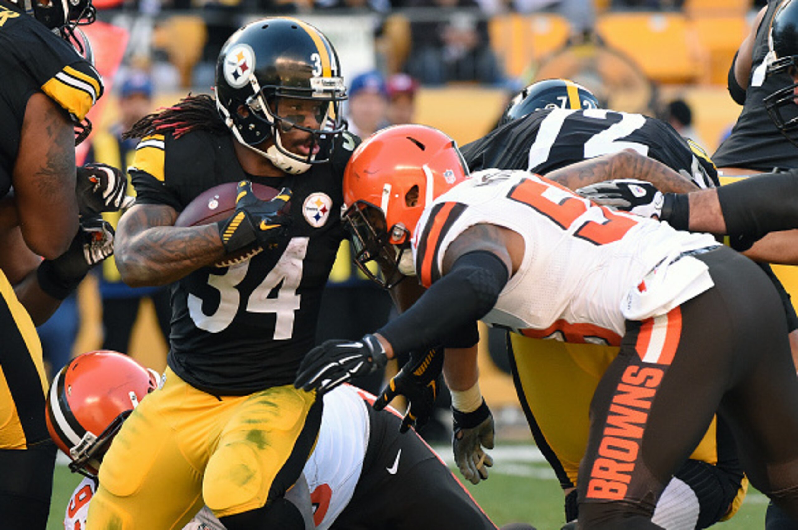 PITTSBURGH, PA - NOVEMBER 15:  Running back DeAngelo Williams #34 of the Pittsburgh Steelers runs against defensive lineman John Hughes III #93 and linebacker Christian Kirksey #58 of the Cleveland Browns during a game at Heinz Field on November 15, 2015 