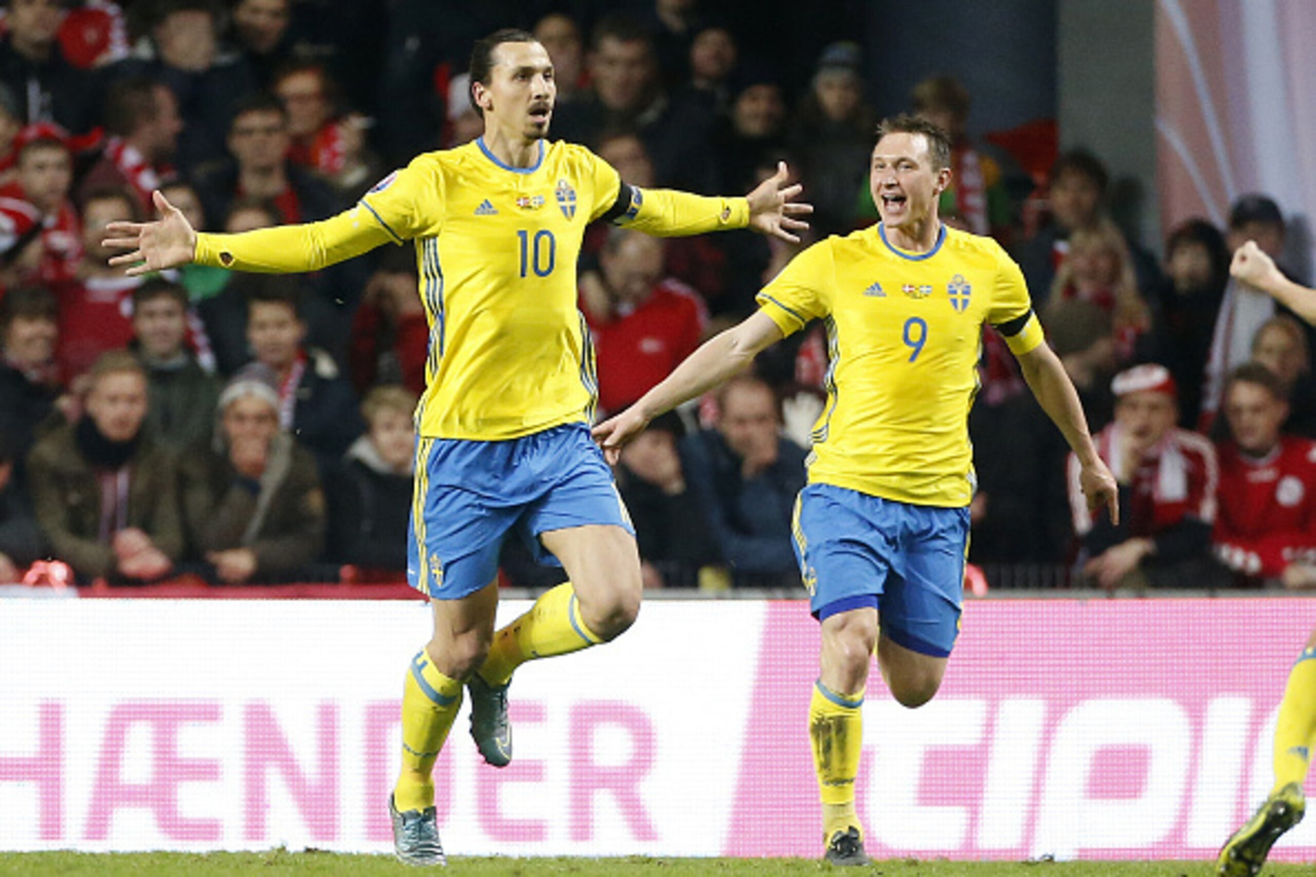 COPENHAGEN, DENMARK - NOVEMBER 17:  Zlatan Ibrahimovic of Sweden celebrates scoring the opening goal for his team during the UEFA EURO 2016 qualifier play-off second leg match between Denmark and Sweden at Telia Parken stadium on November 17, 2015 in Cope