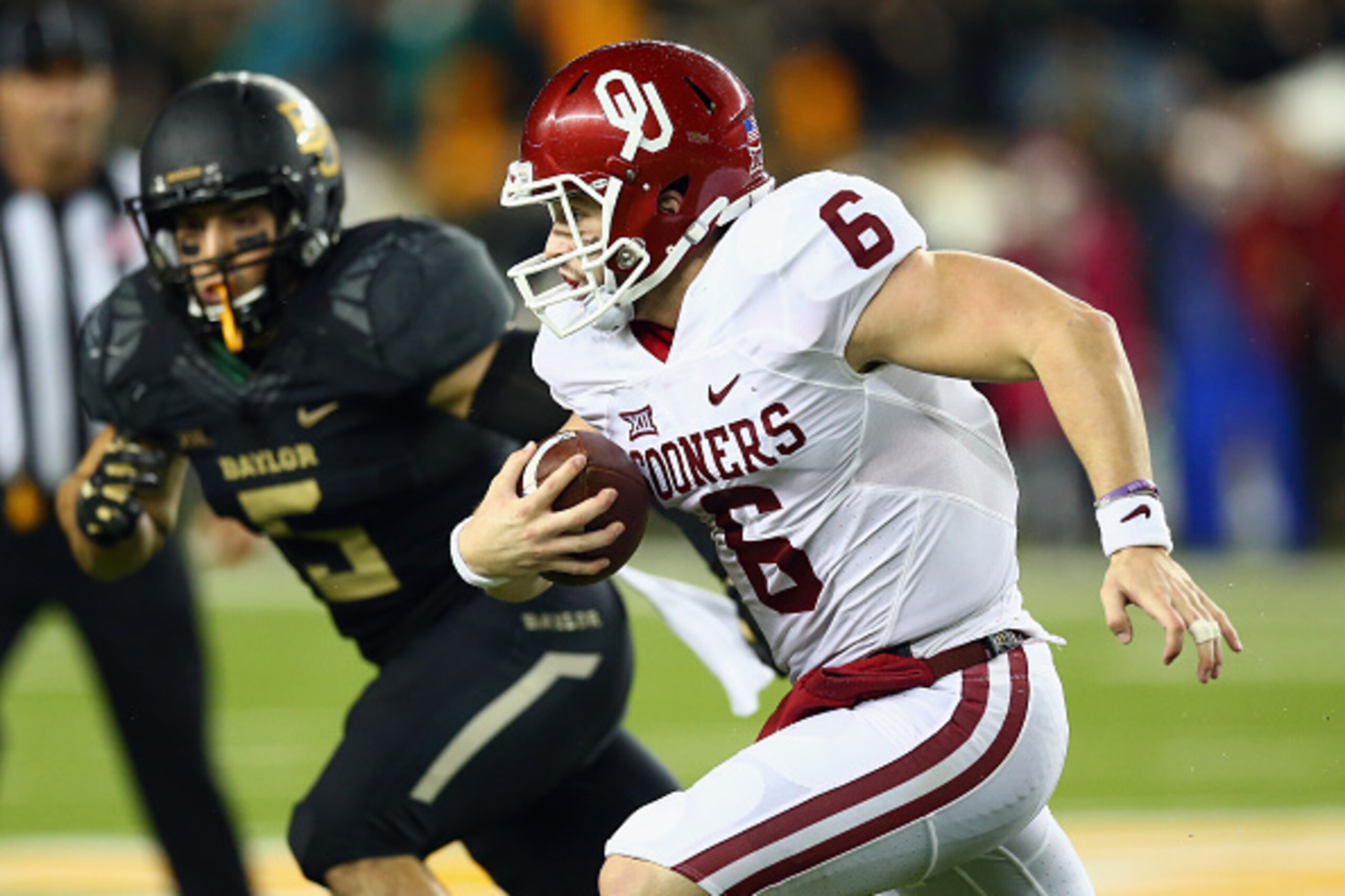 WACO, TX - NOVEMBER 14:  Baker Mayfield #6 of the Oklahoma Sooners runs the ball against the Baylor Bears in the second quarter at McLane Stadium on November 14, 2015 in Waco, Texas.  (Photo by Ronald Martinez/Getty Images)