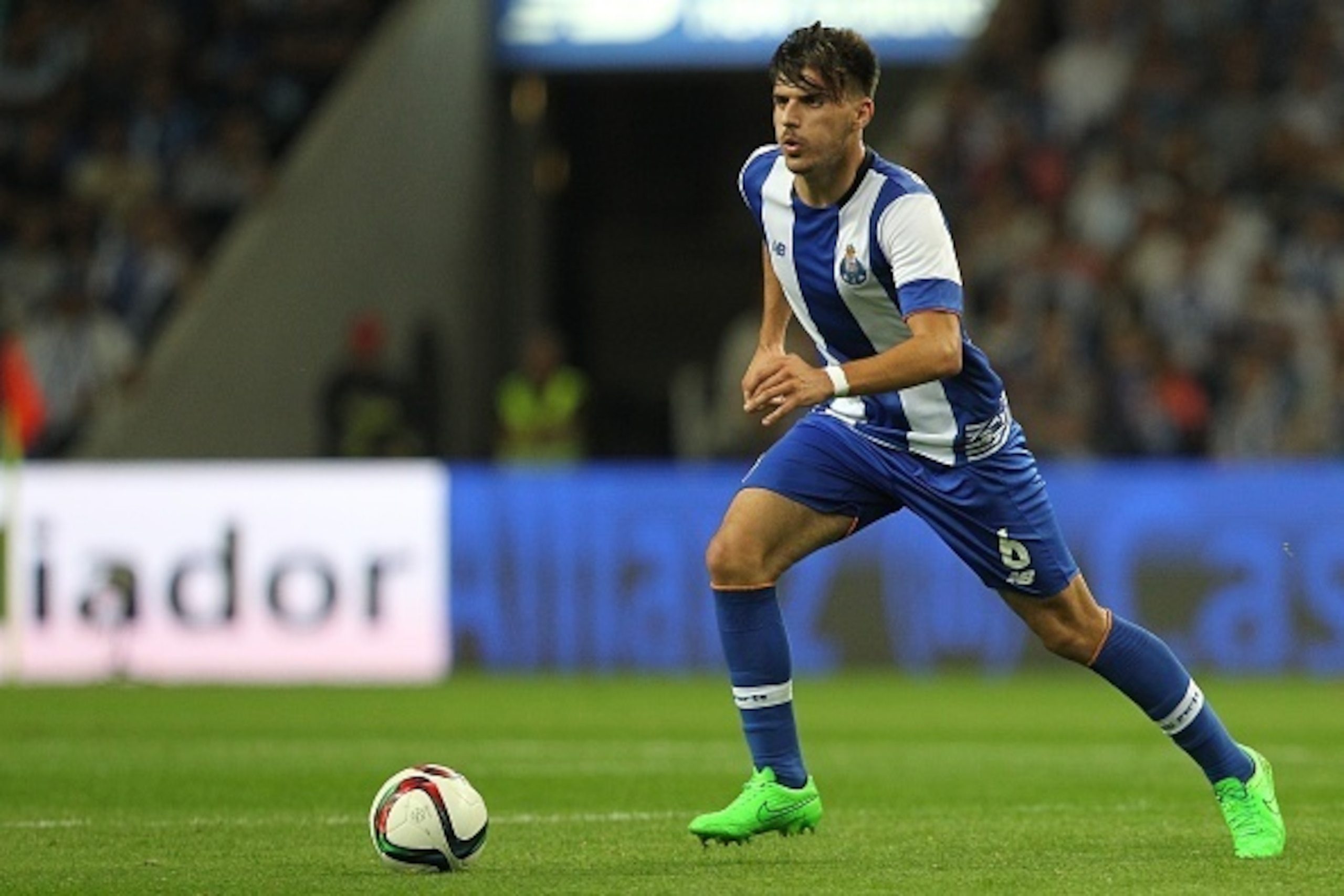 PORTO, PORTUGAL - SEPTEMBER 20: Porto's midfielder Ruben Neves  during the match between FC Porto and SL Benfica for the Portuguese Primeira Liga at Estadio do Dragao on September 20, 2015 in Porto, Portugal.  (Photo by Carlos Rodrigues/Getty Images)