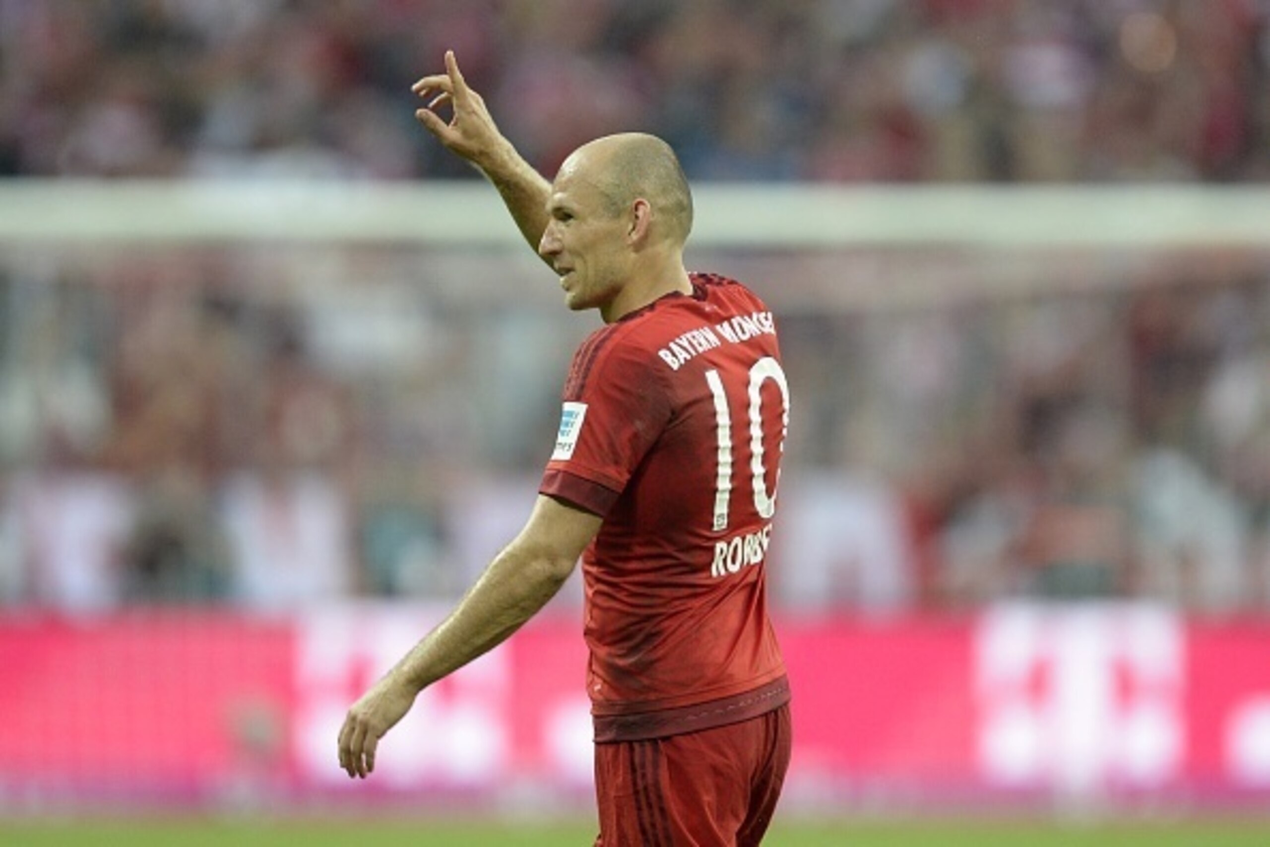 Bayern Munich's Dutch midfielder Arjen Robben reacts after his penalty goal during the German first division Bundesliga football match Bayern Munich vs Bayer 04 Leverkusen in Munich, southern Germany, on August 29, 2015.  AFP PHOTO / CHRISTOF STACHE

REST